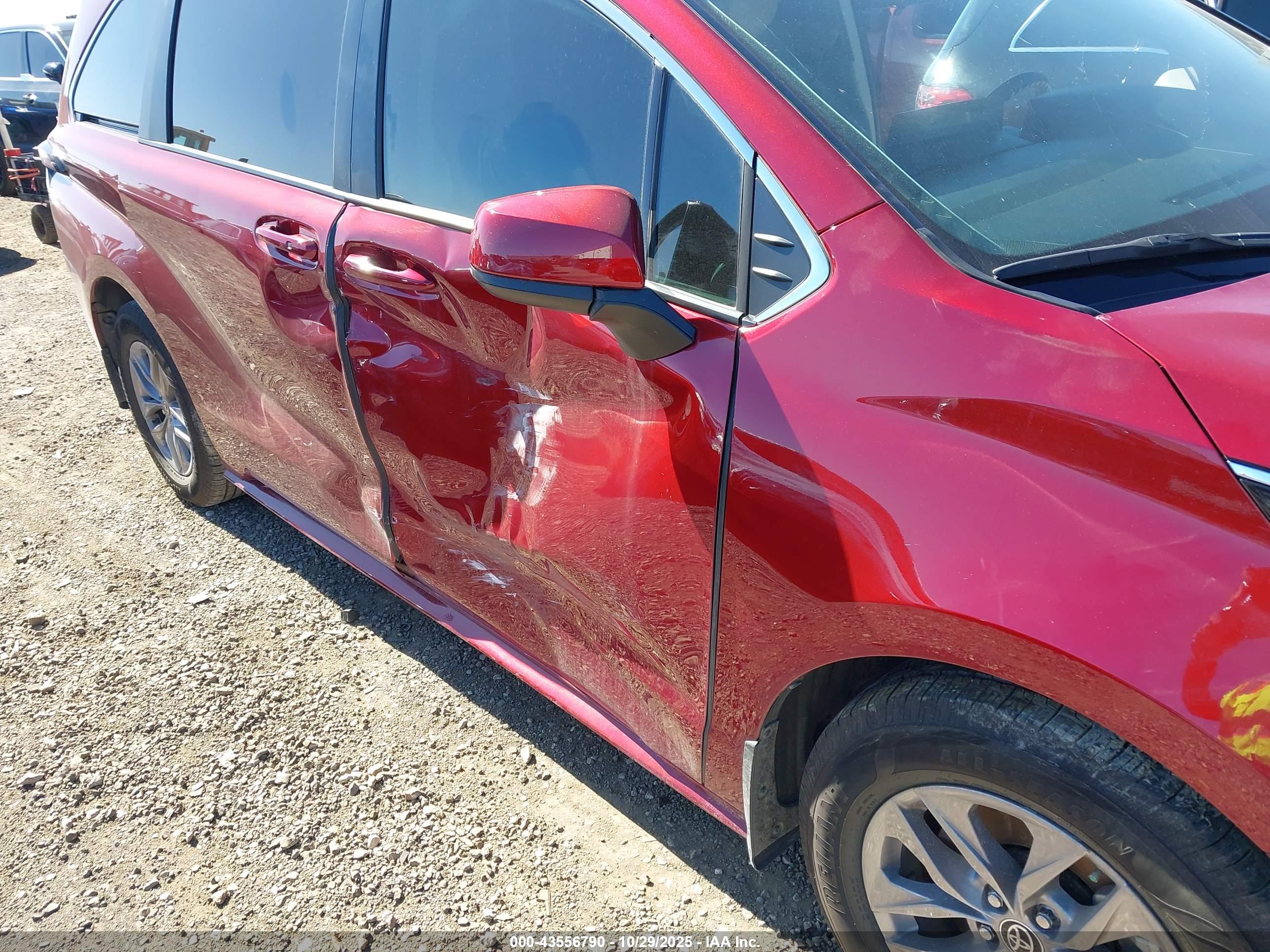 TOYOTA SIENNA image 6