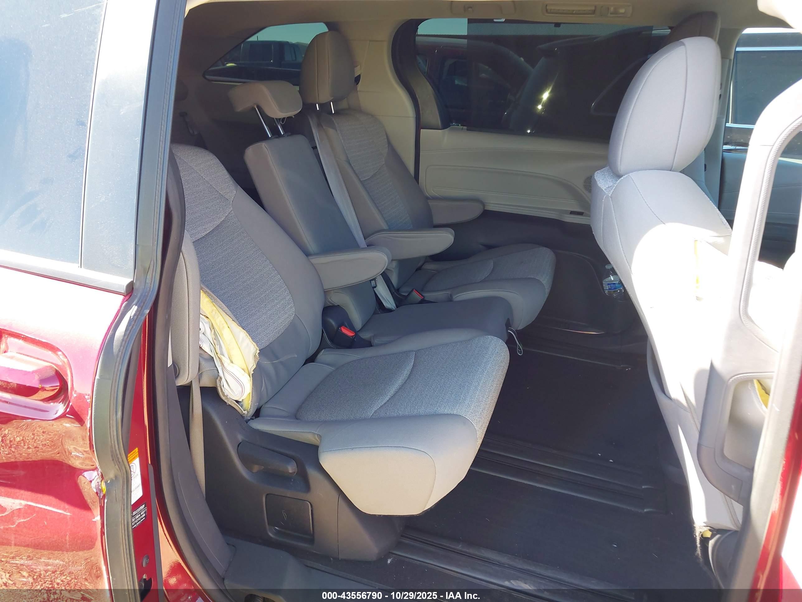TOYOTA SIENNA image 8