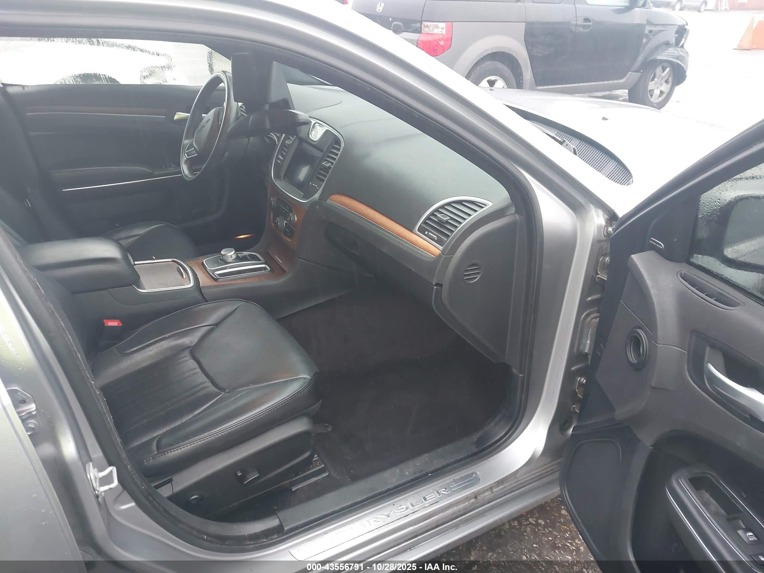 CHRYSLER 300 image 5