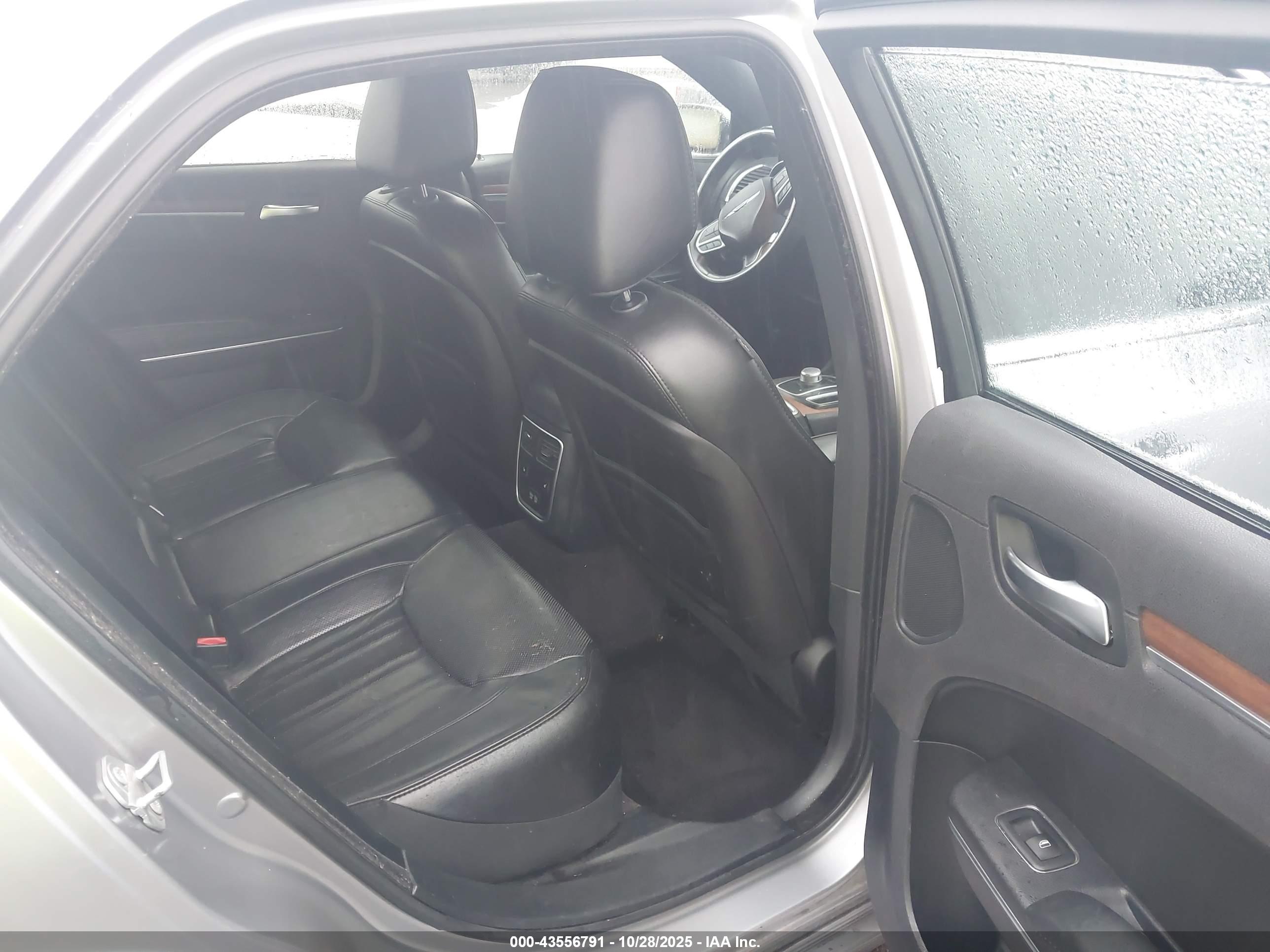 CHRYSLER 300 image 8