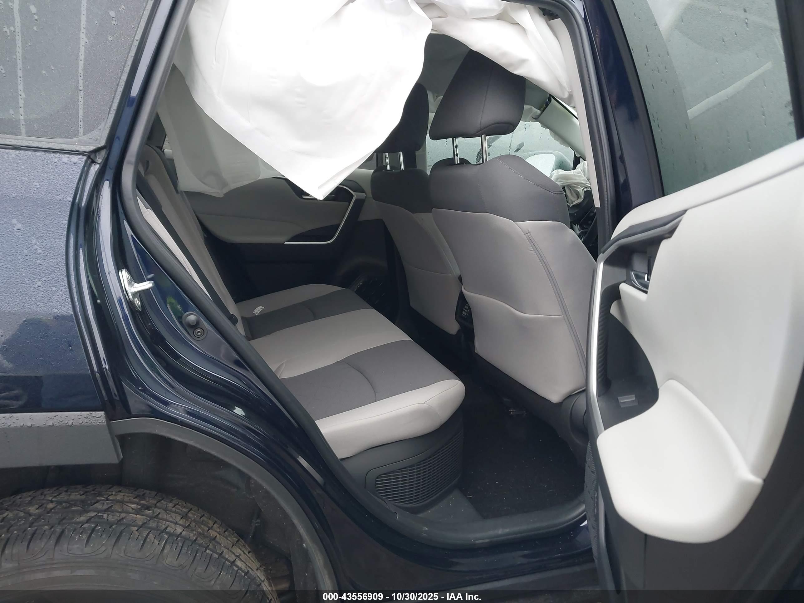 TOYOTA RAV4 image 8