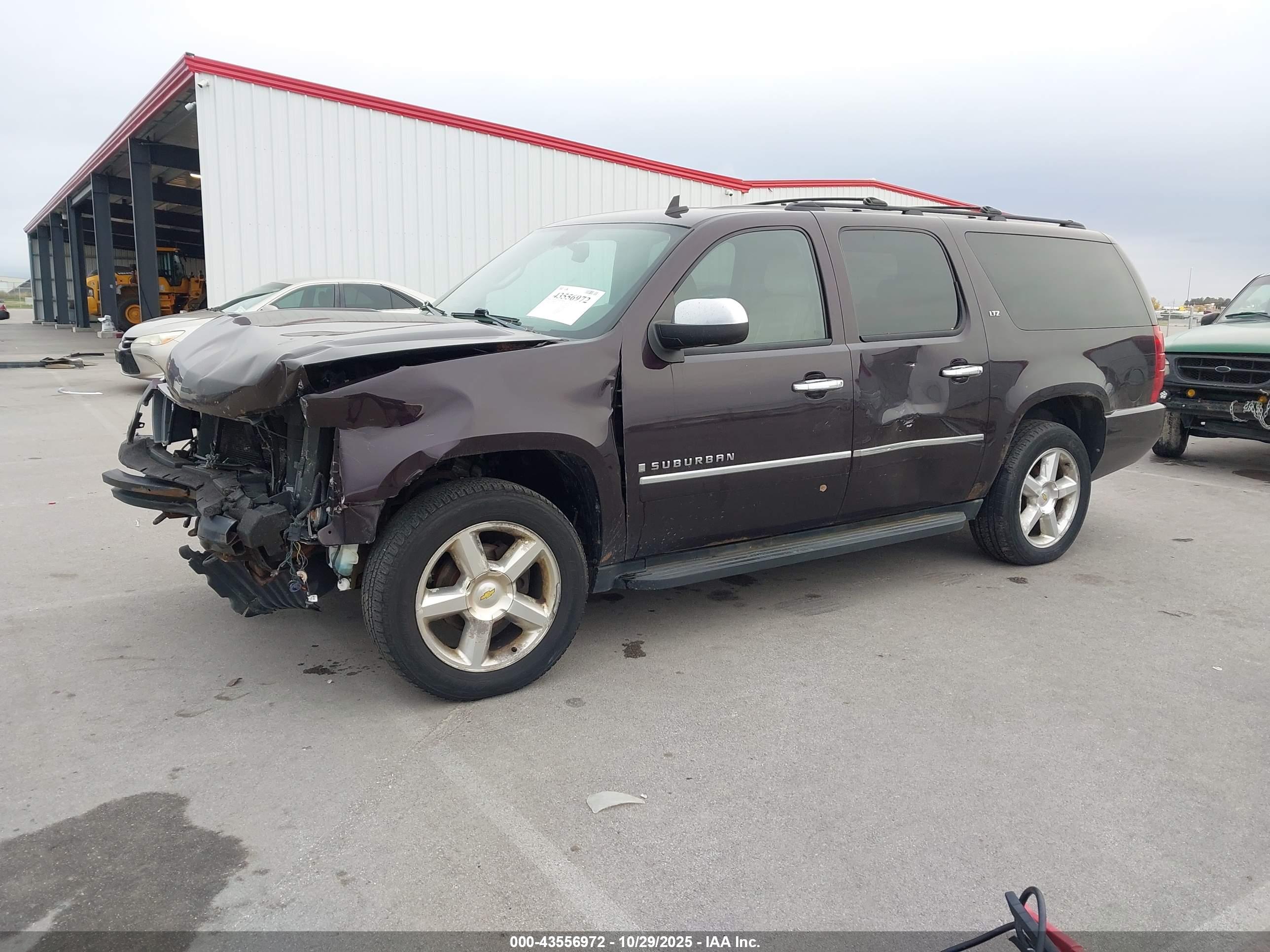 CHEVROLET SUBURBAN image 2