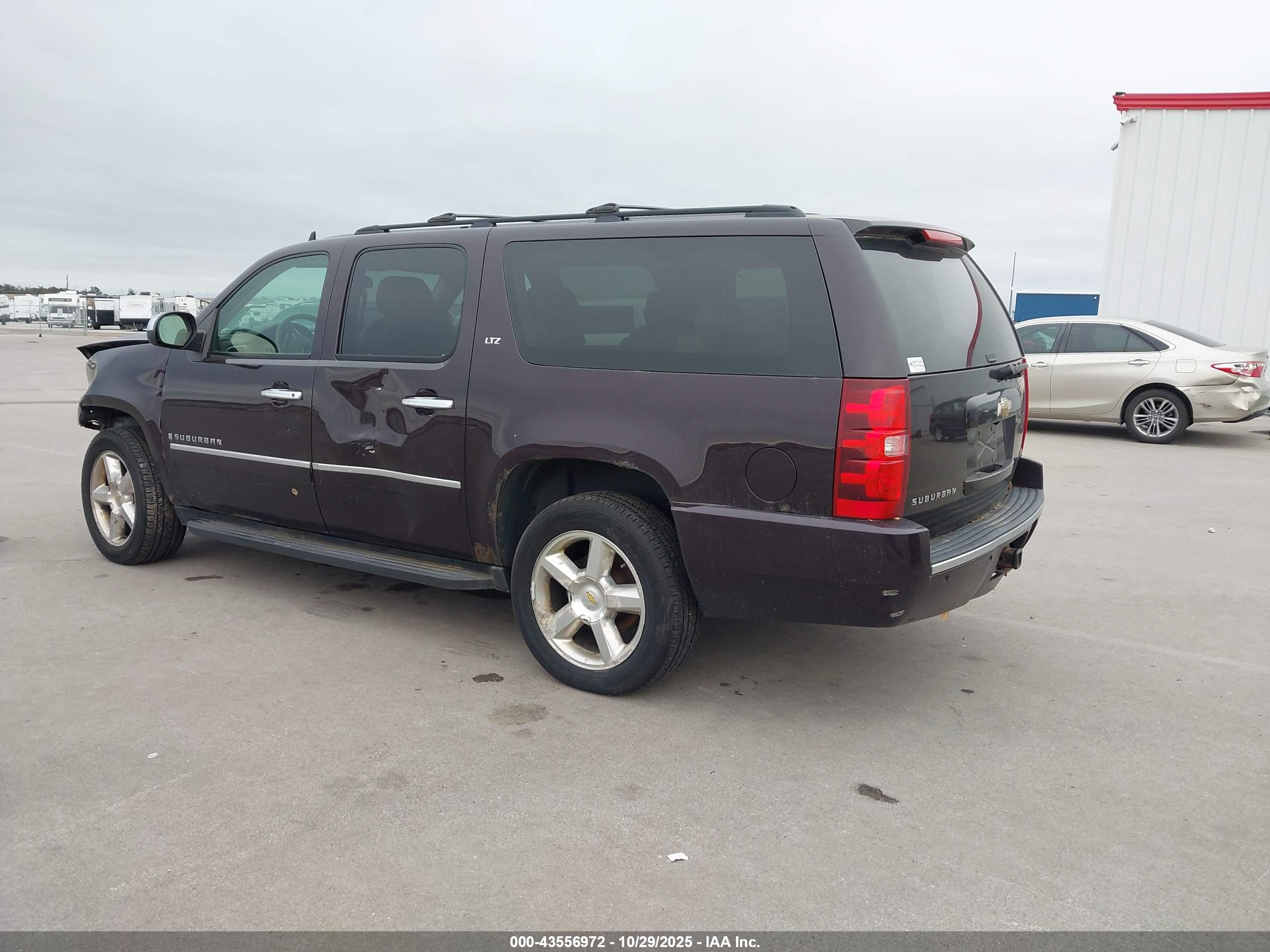 CHEVROLET SUBURBAN image 3