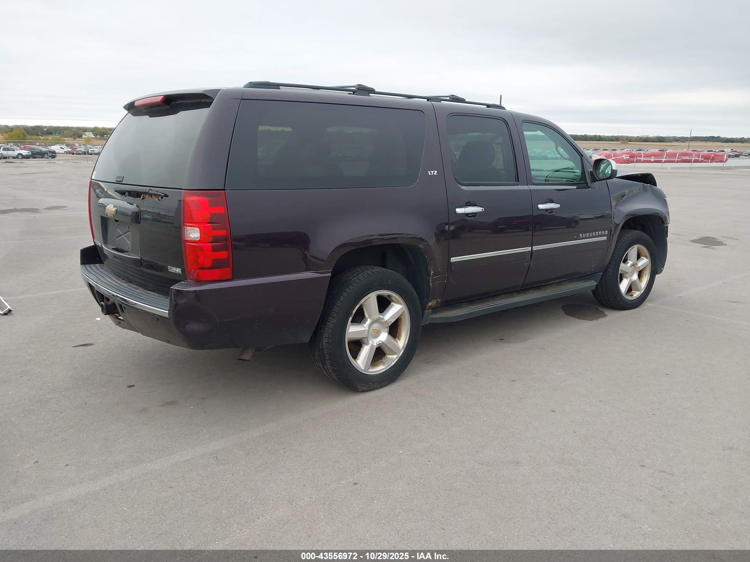CHEVROLET SUBURBAN image 4