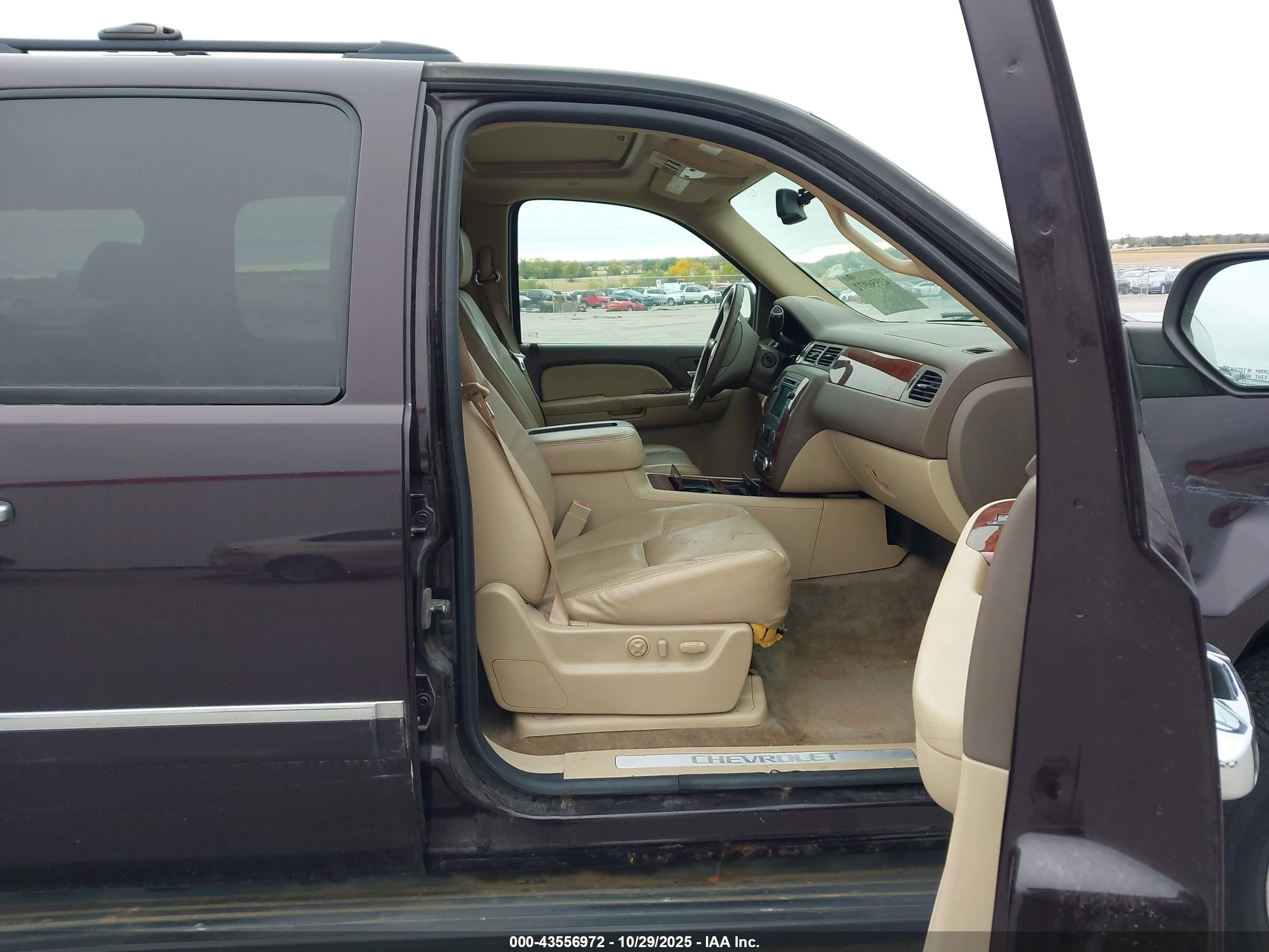 CHEVROLET SUBURBAN image 5