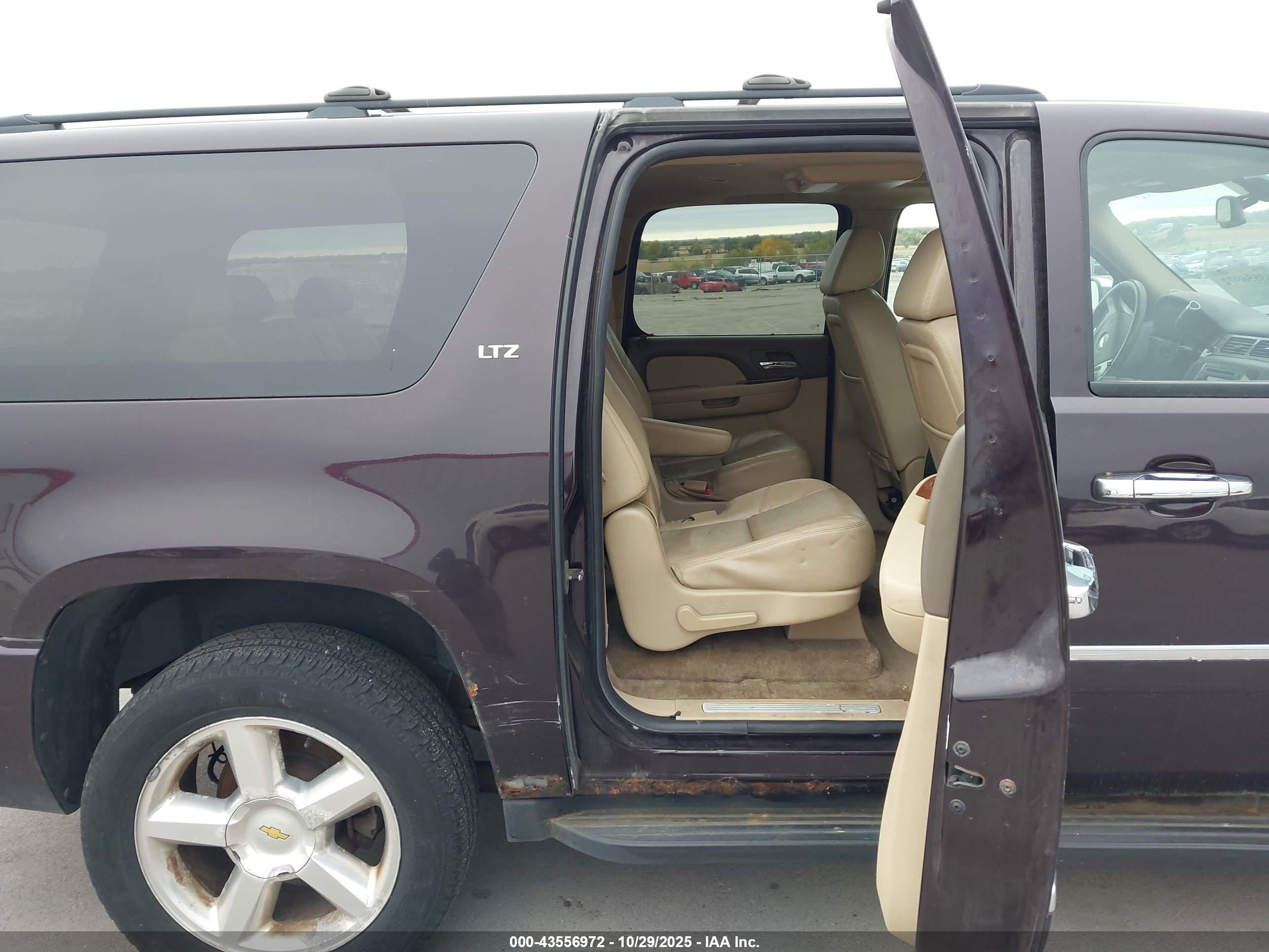 CHEVROLET SUBURBAN image 8
