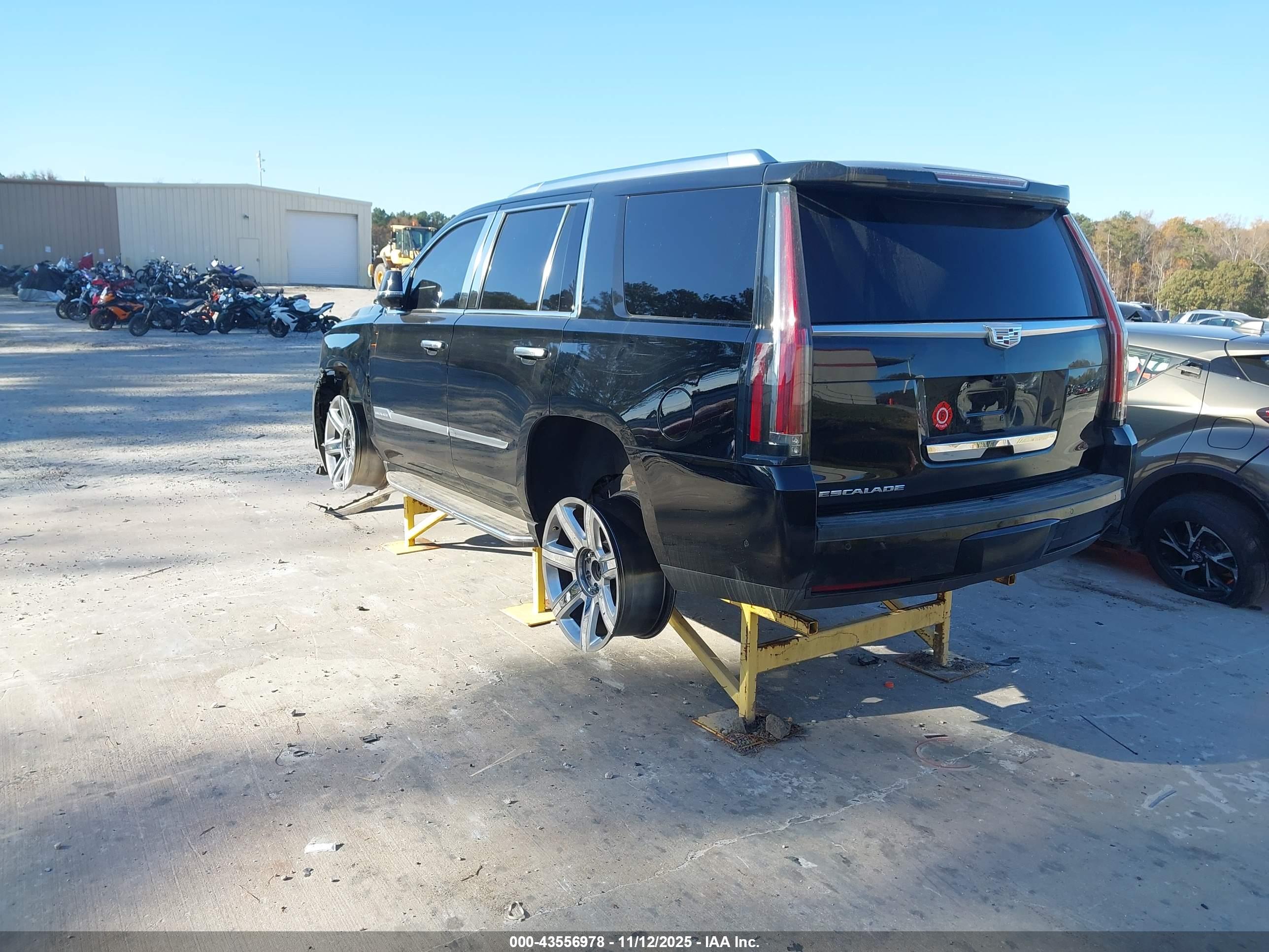 CADILLAC ESCALADE image 3