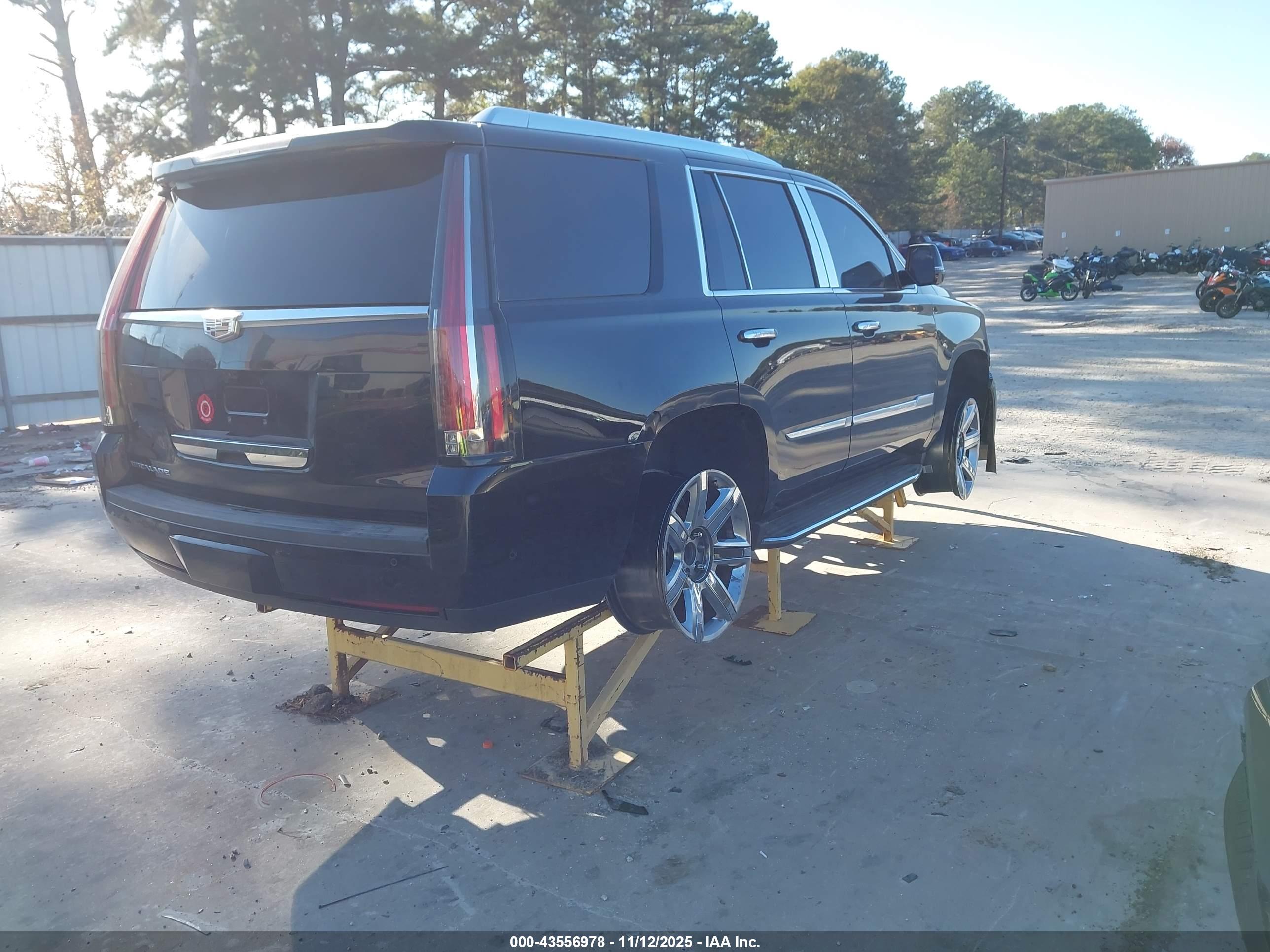 CADILLAC ESCALADE image 4