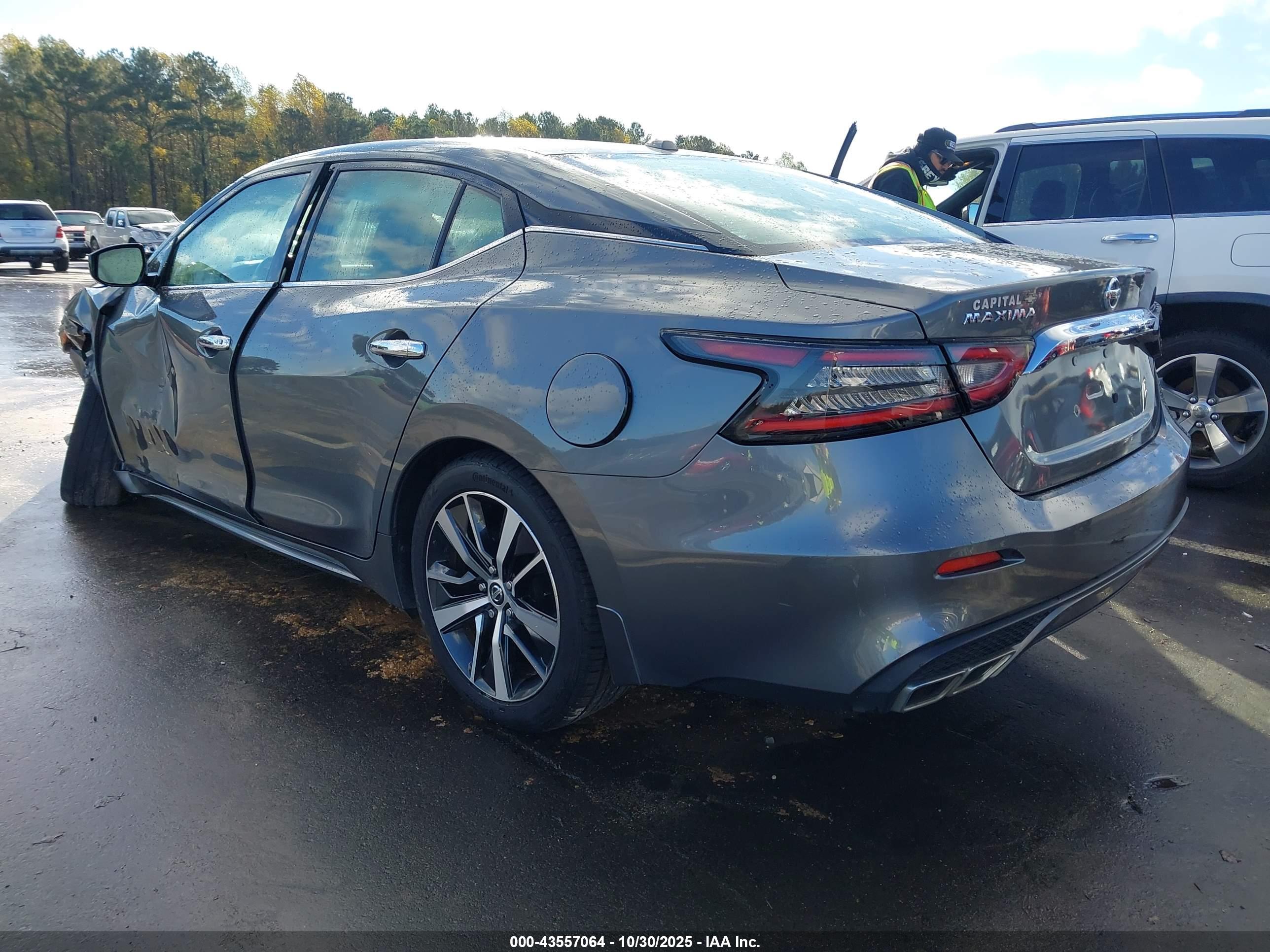 NISSAN MAXIMA image 3