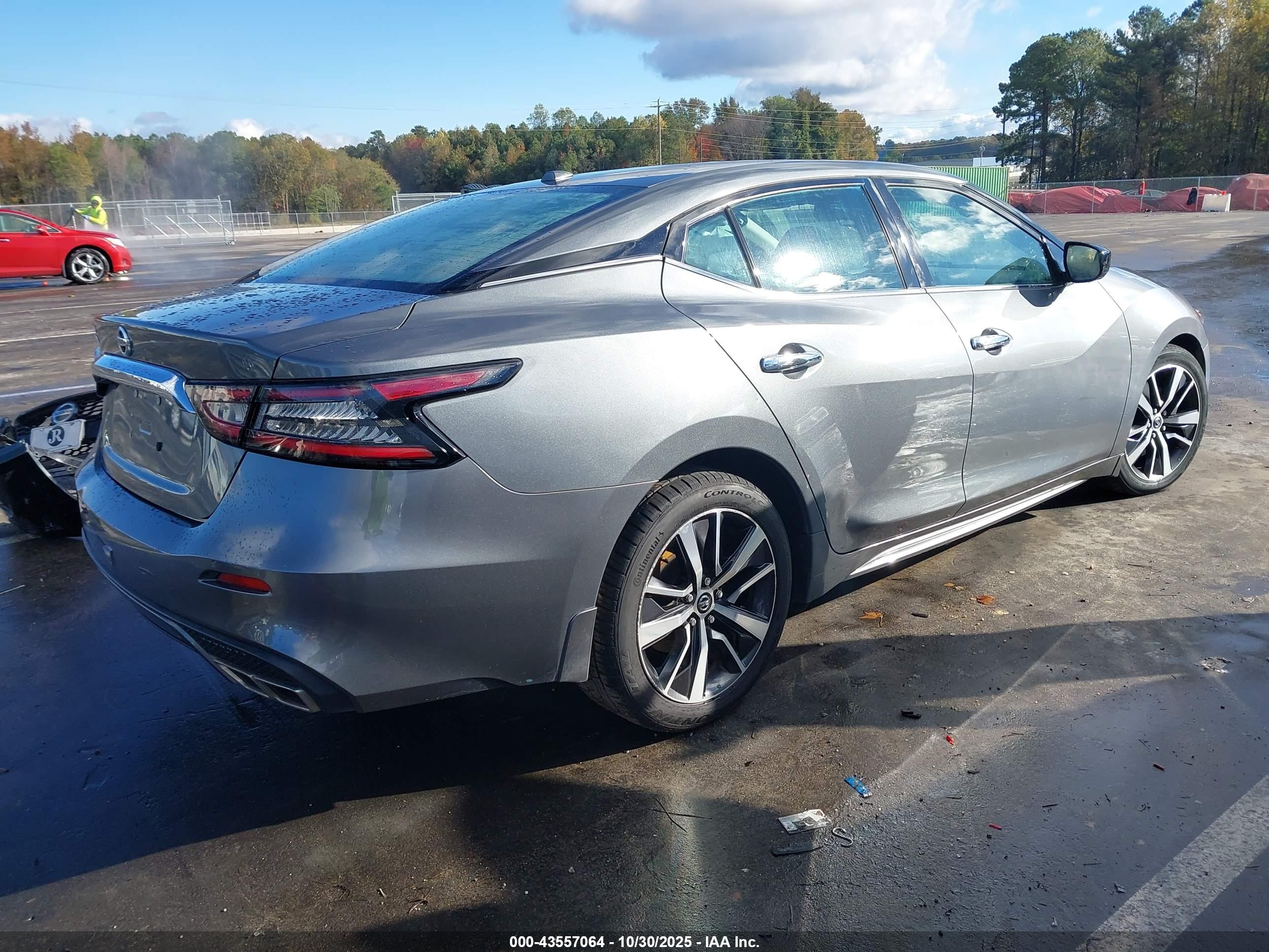 NISSAN MAXIMA image 4