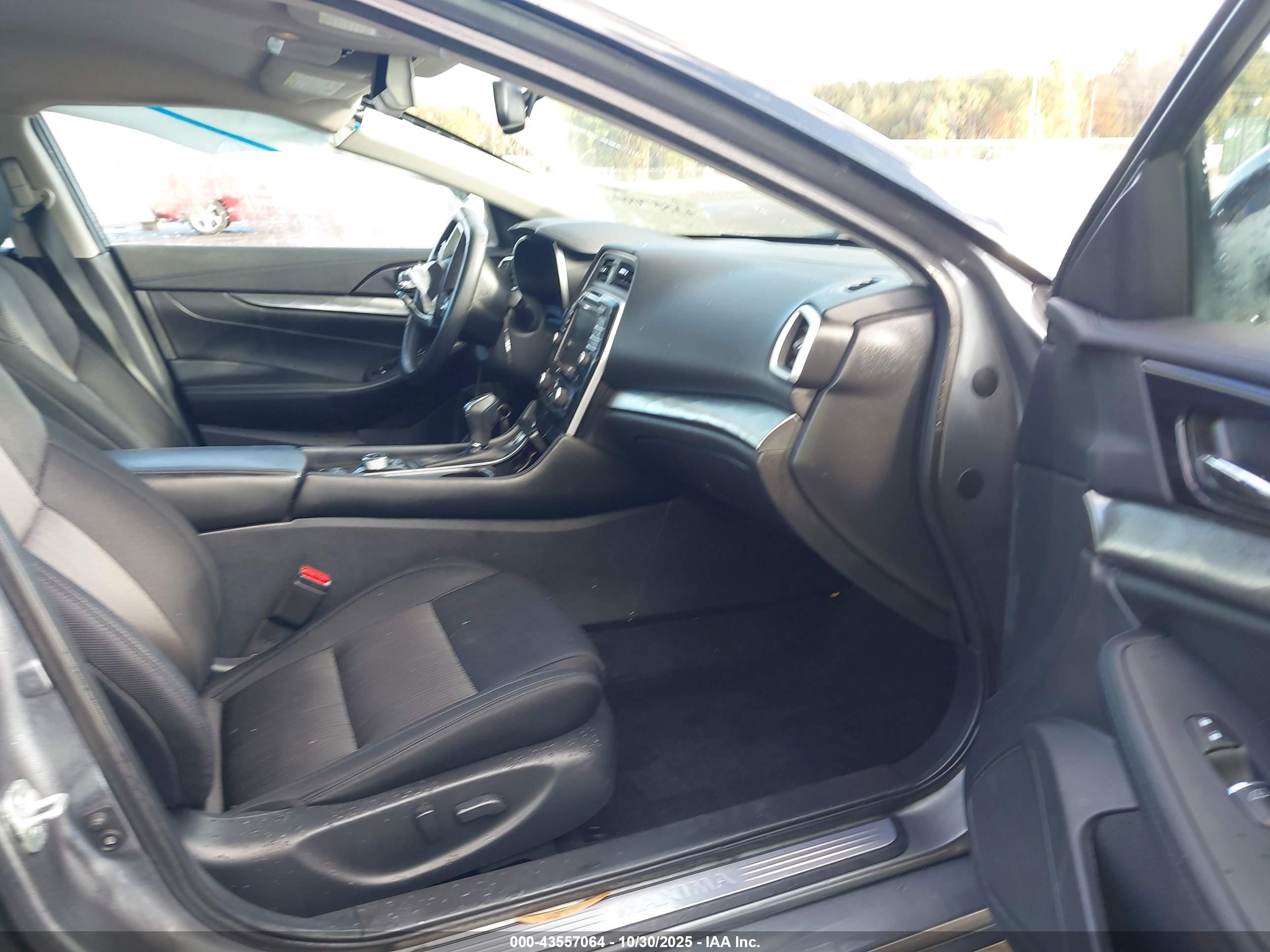 NISSAN MAXIMA image 5