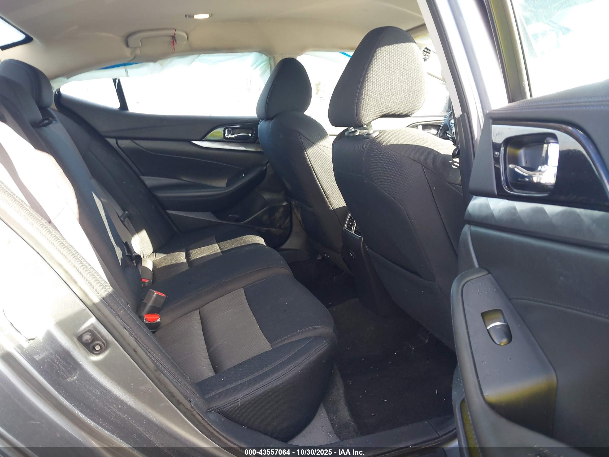 NISSAN MAXIMA image 8