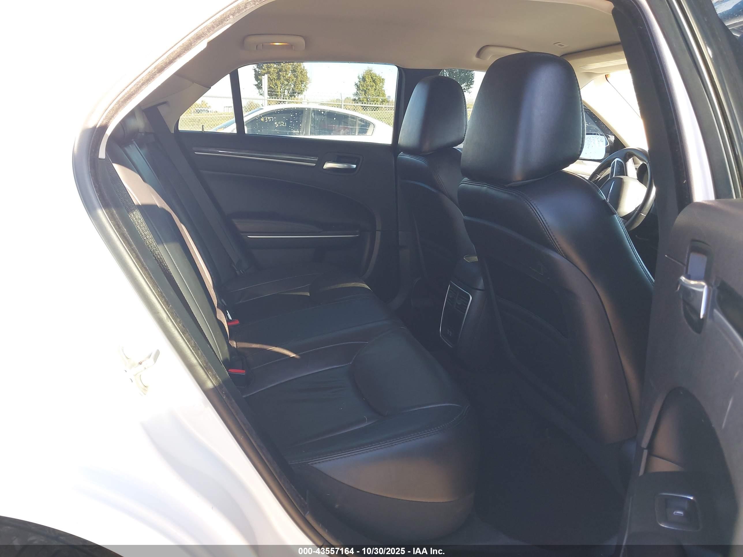 CHRYSLER 300 image 8