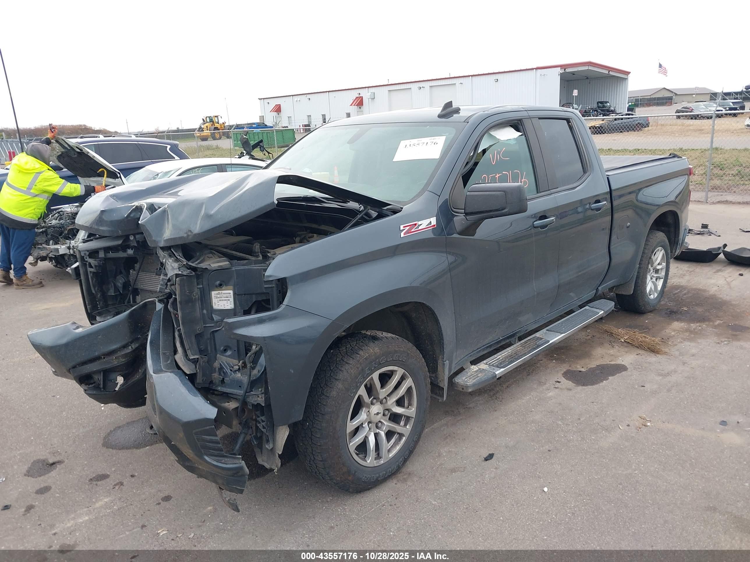 CHEVROLET SILVERADO image 2