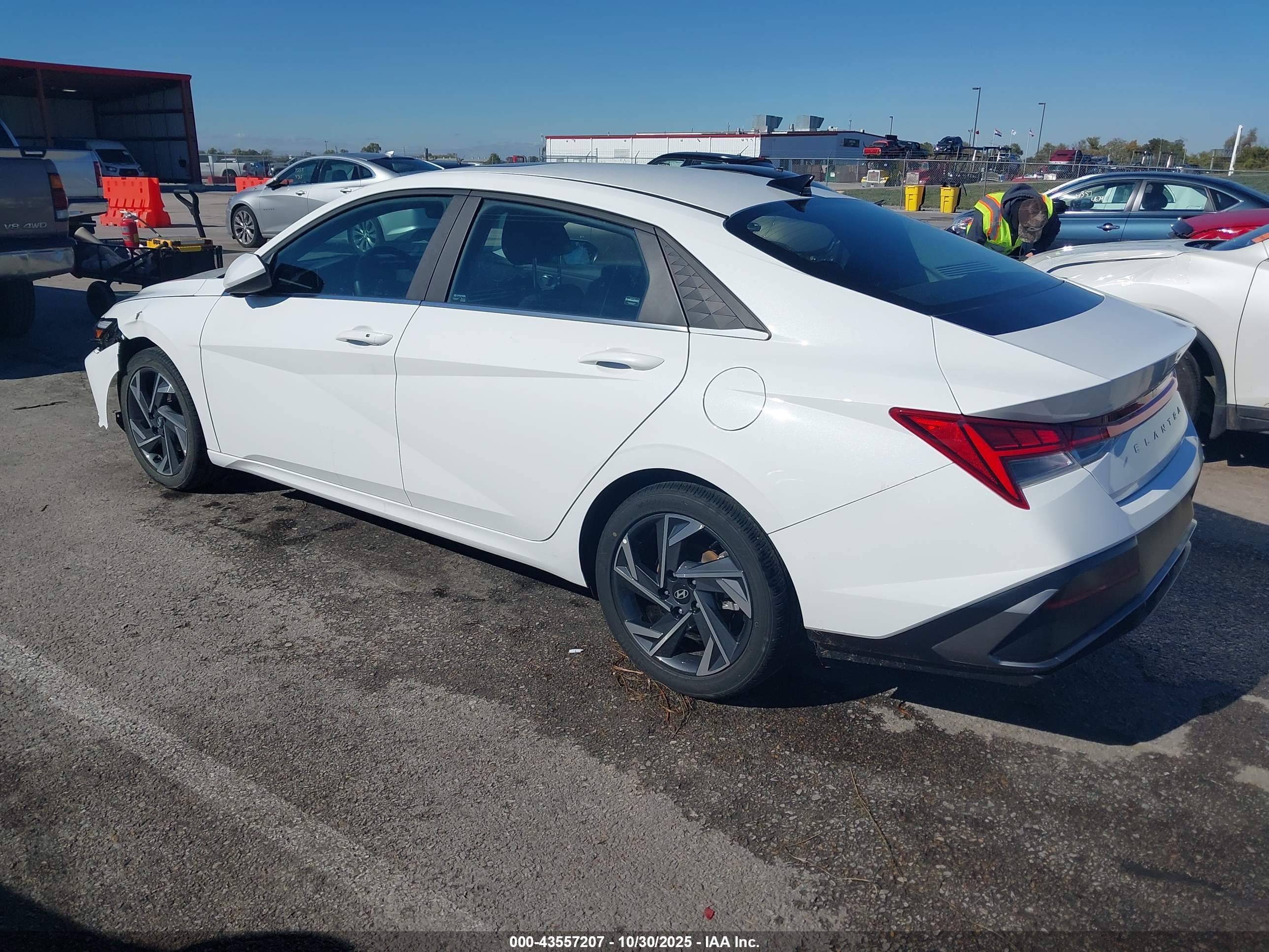 HYUNDAI ELANTRA image 3