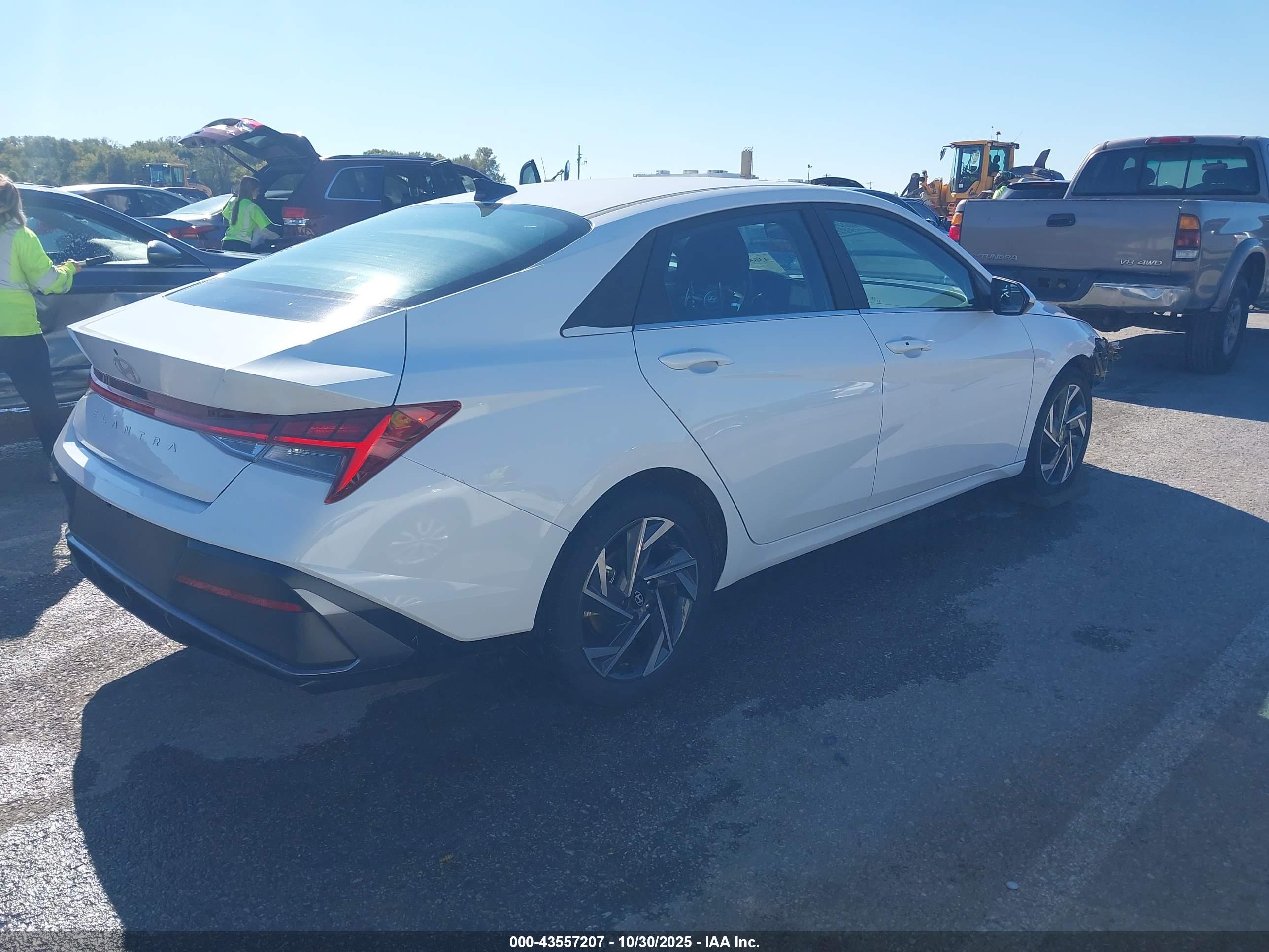 HYUNDAI ELANTRA image 4