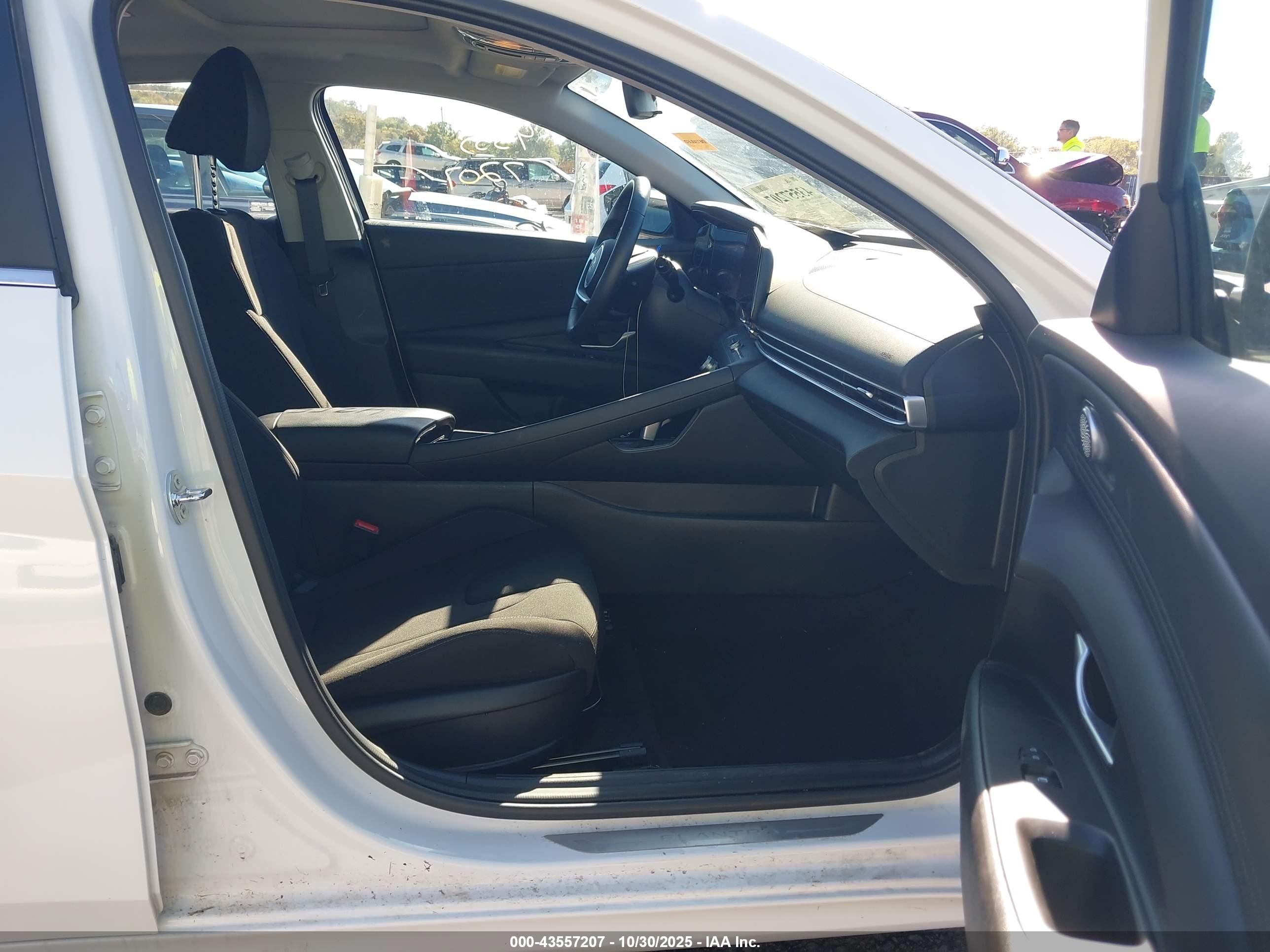 HYUNDAI ELANTRA image 5