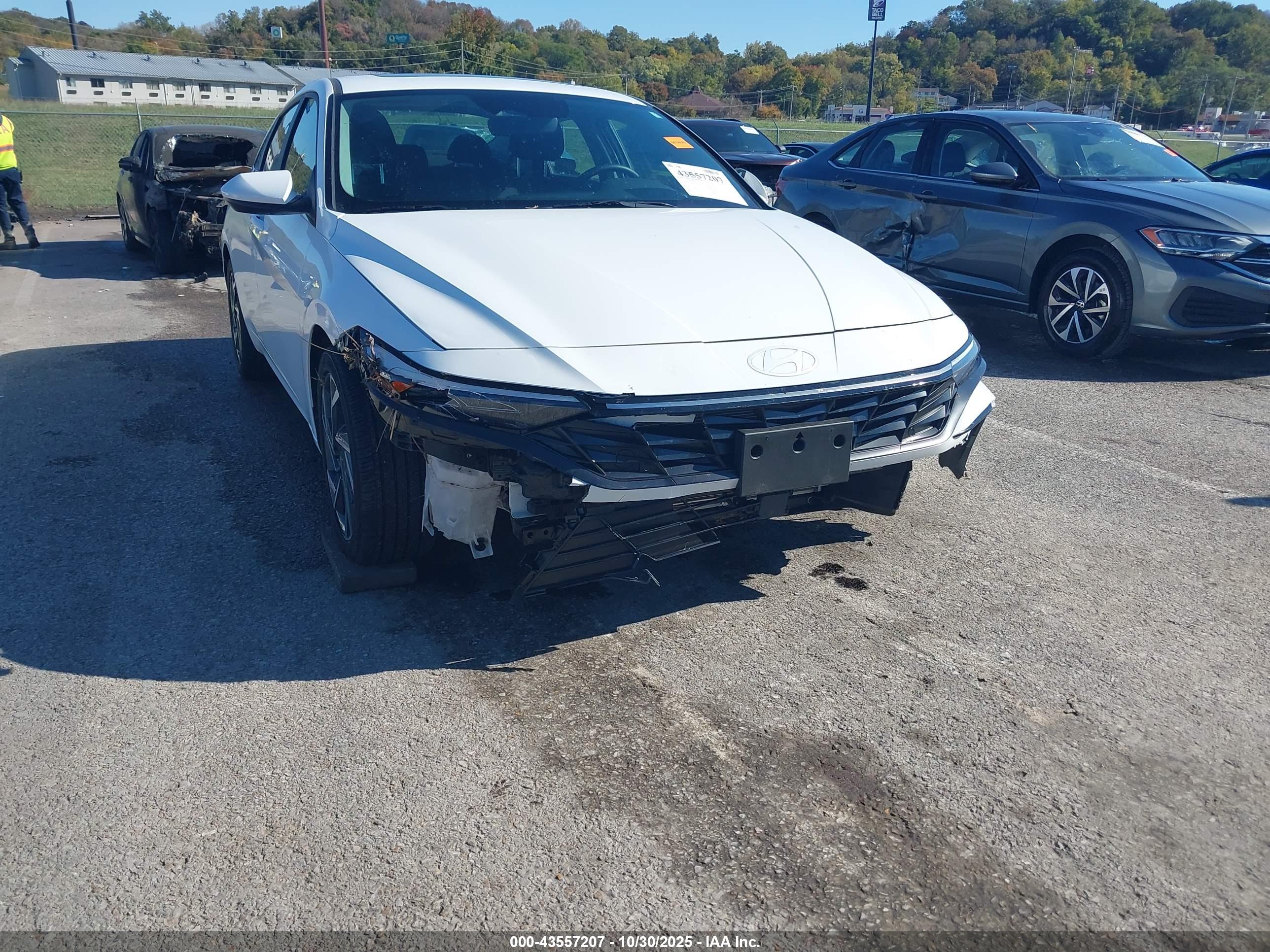 HYUNDAI ELANTRA image 6