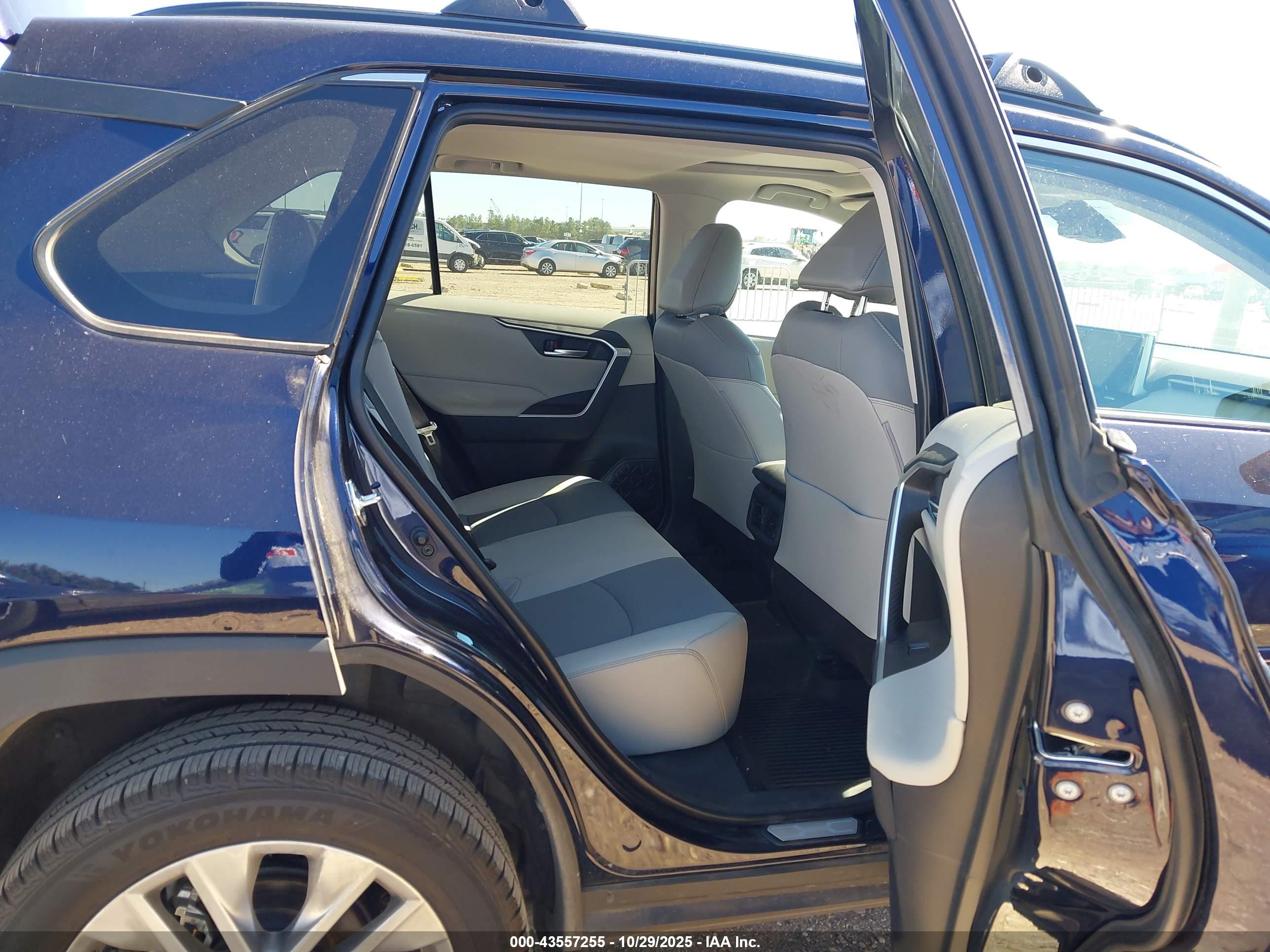 TOYOTA RAV4 image 8