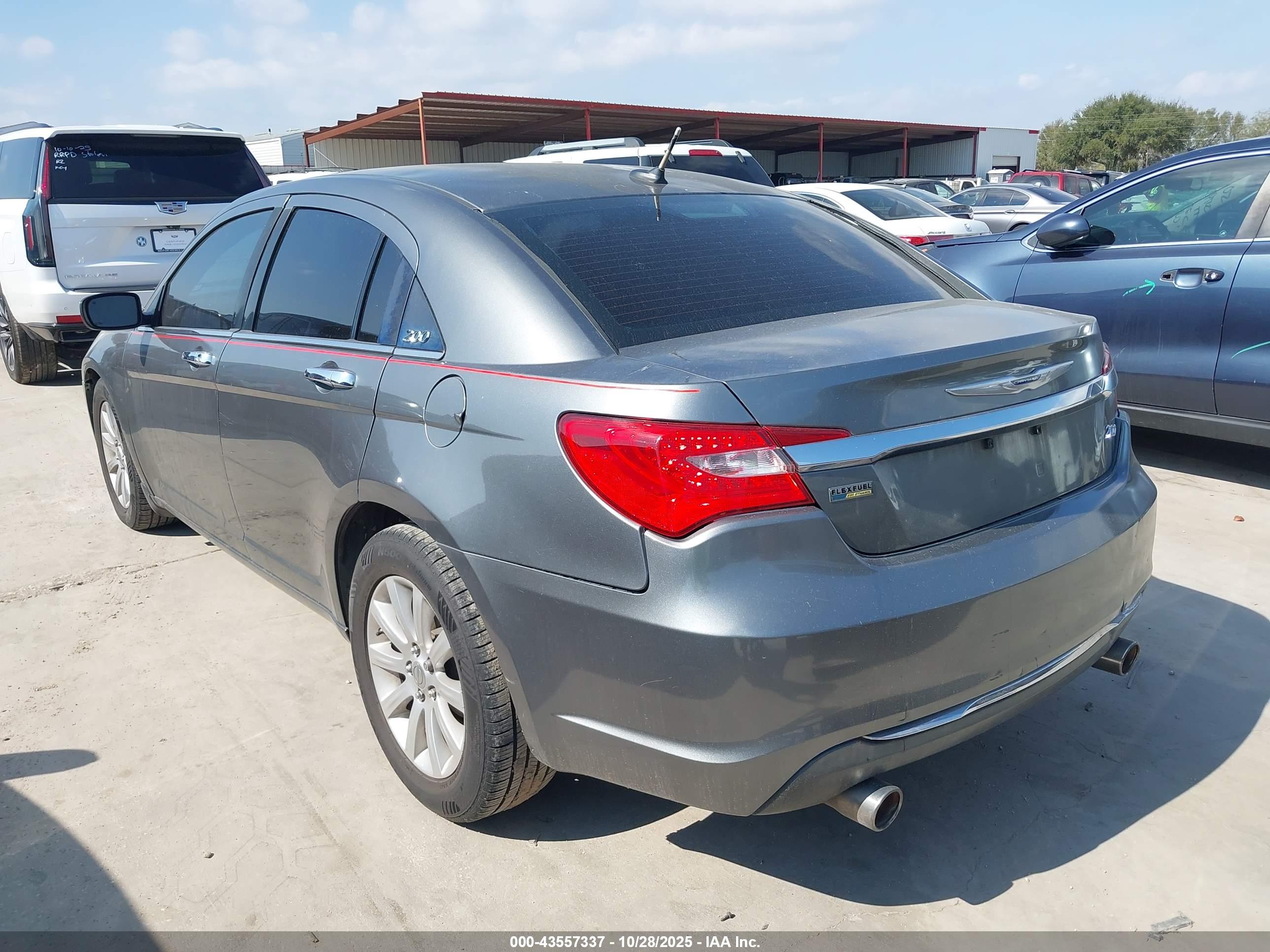 CHRYSLER 200 image 3