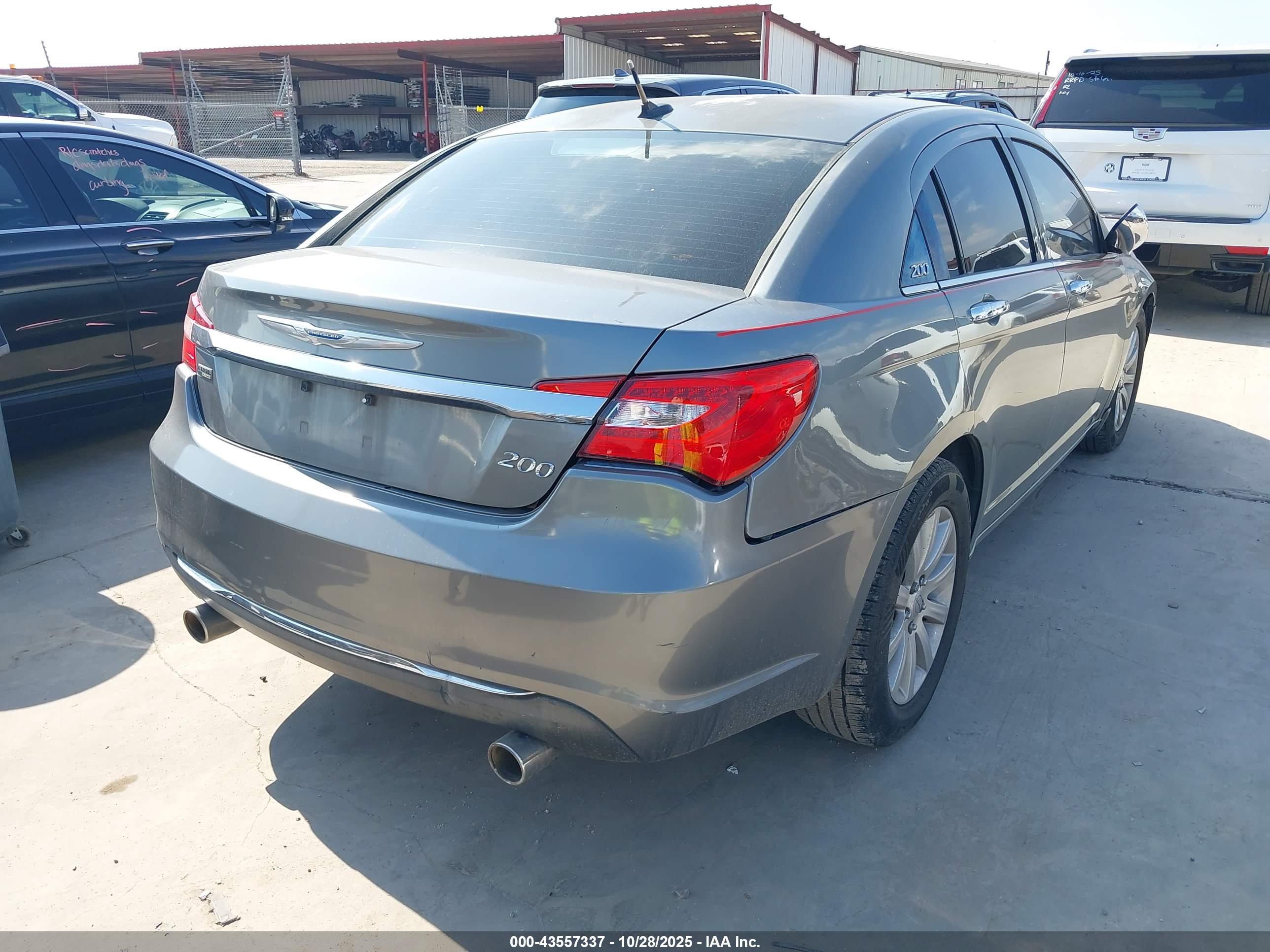 CHRYSLER 200 image 4