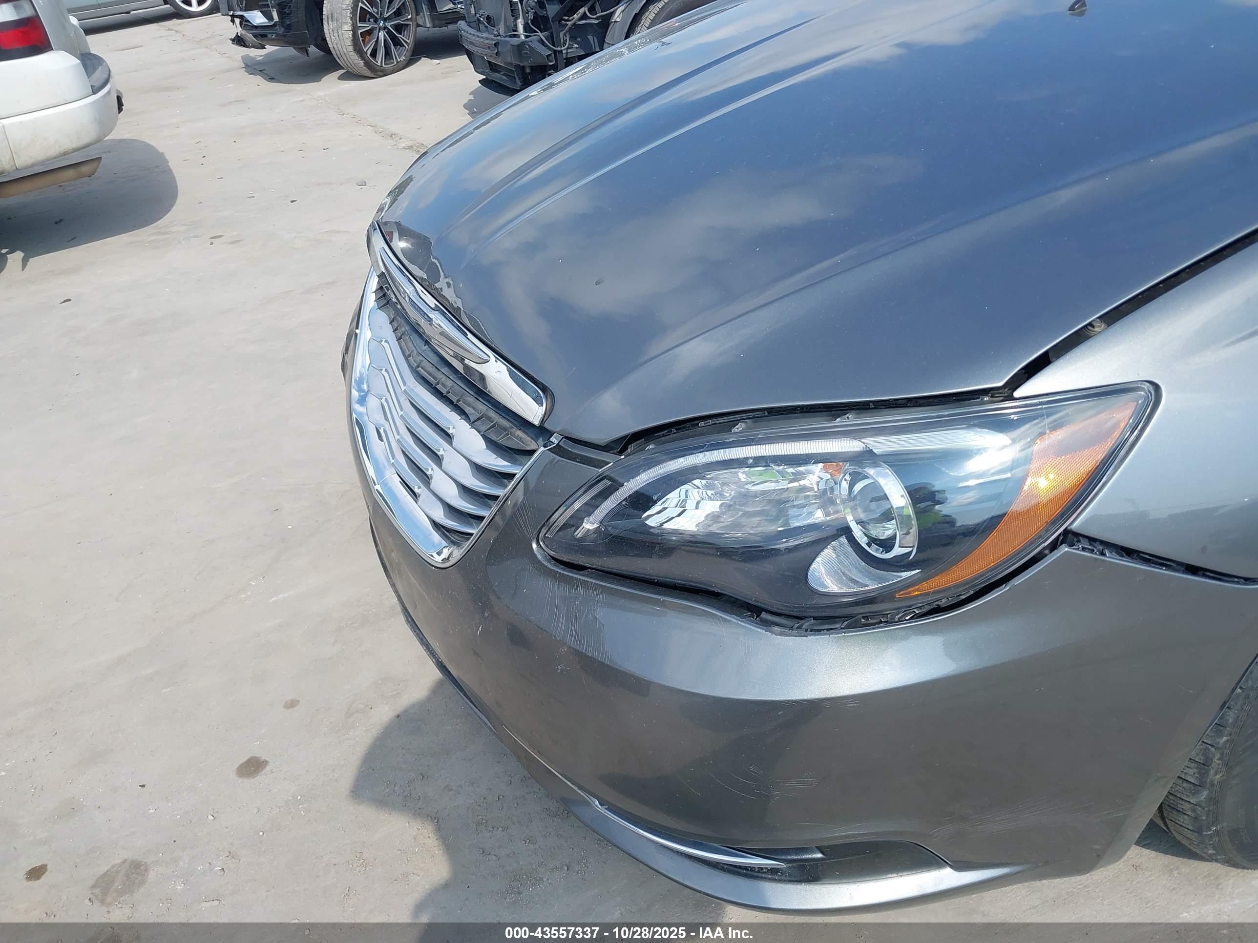CHRYSLER 200 image 6