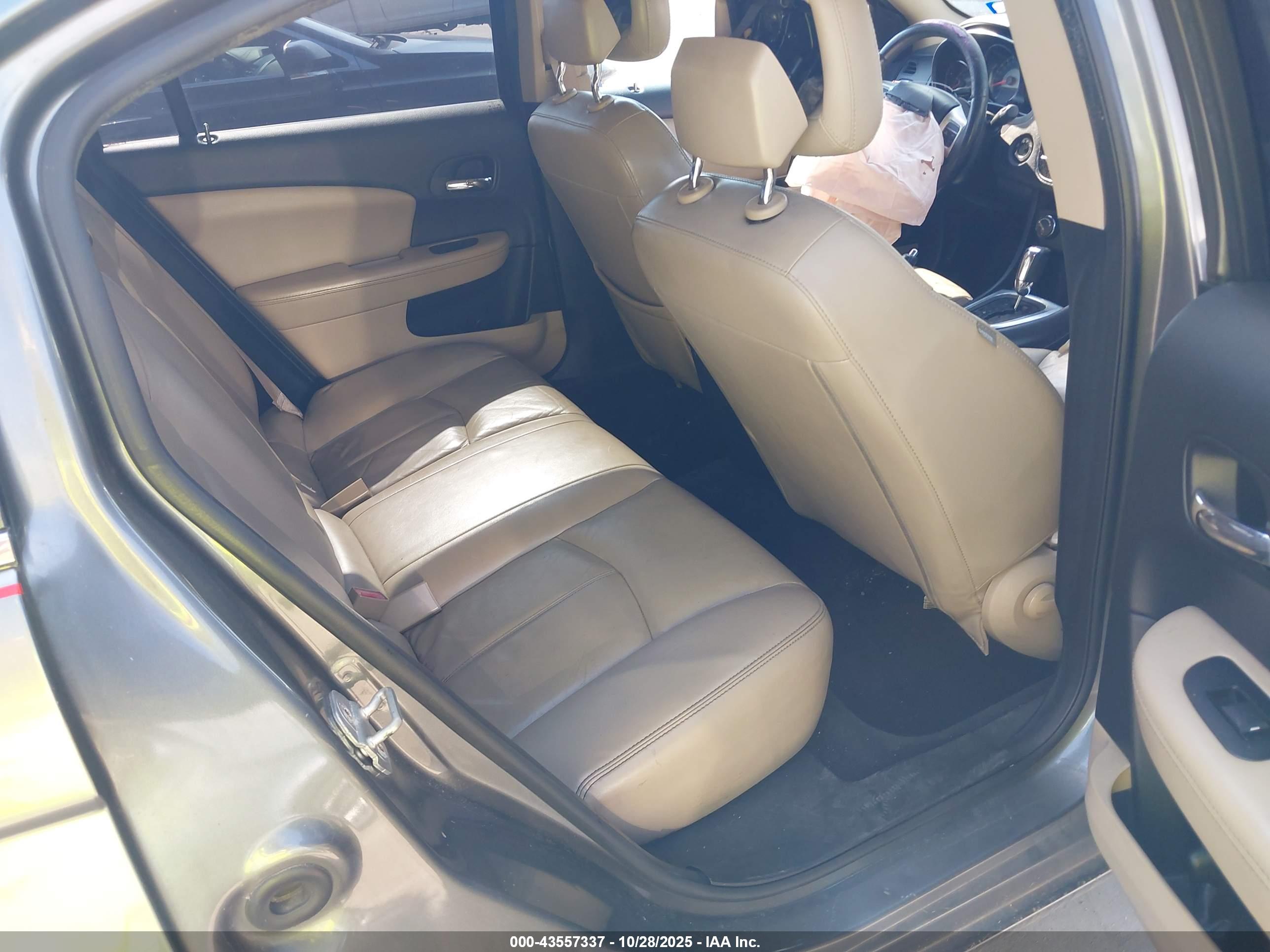 CHRYSLER 200 image 8
