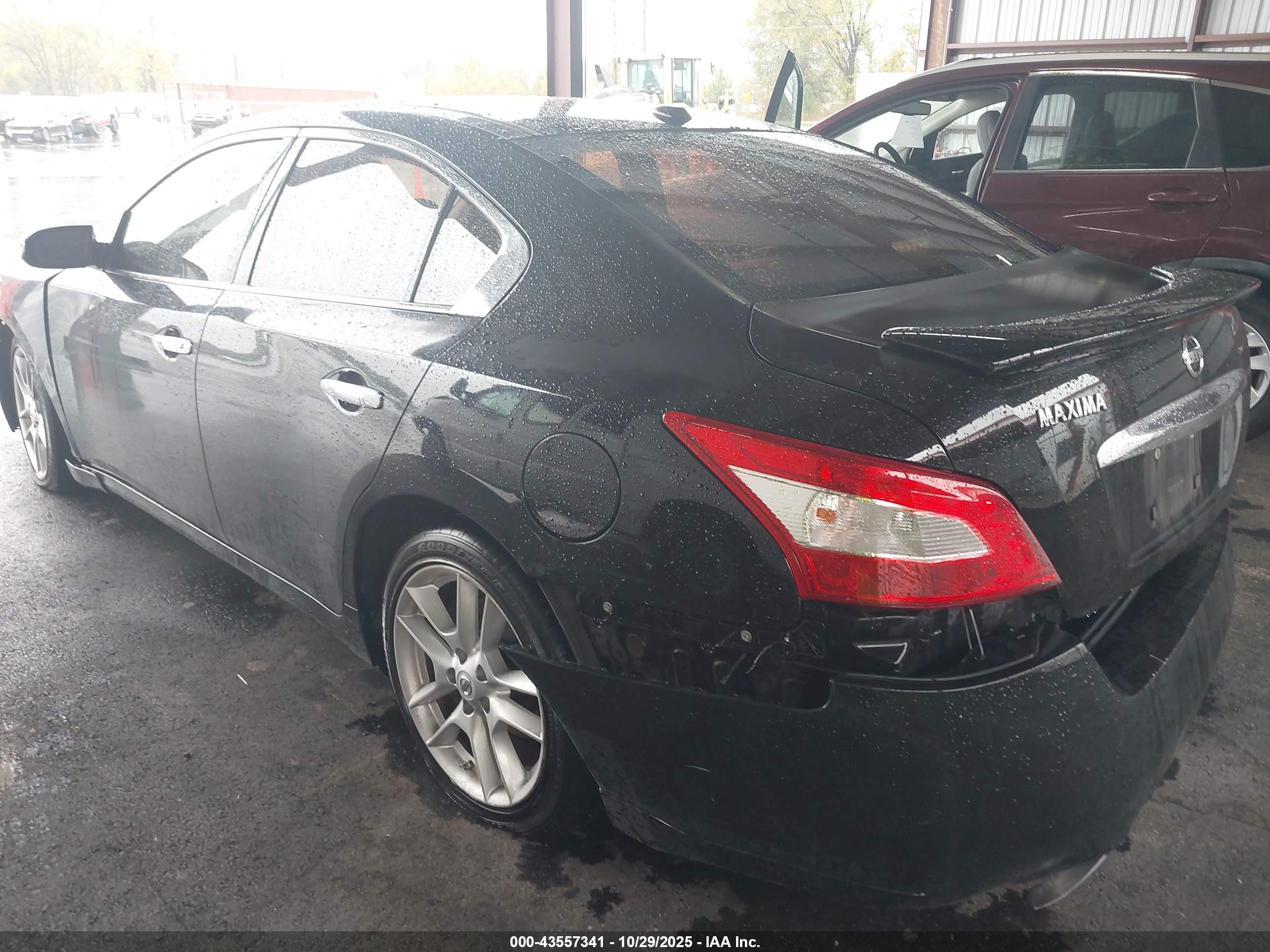 NISSAN MAXIMA image 3