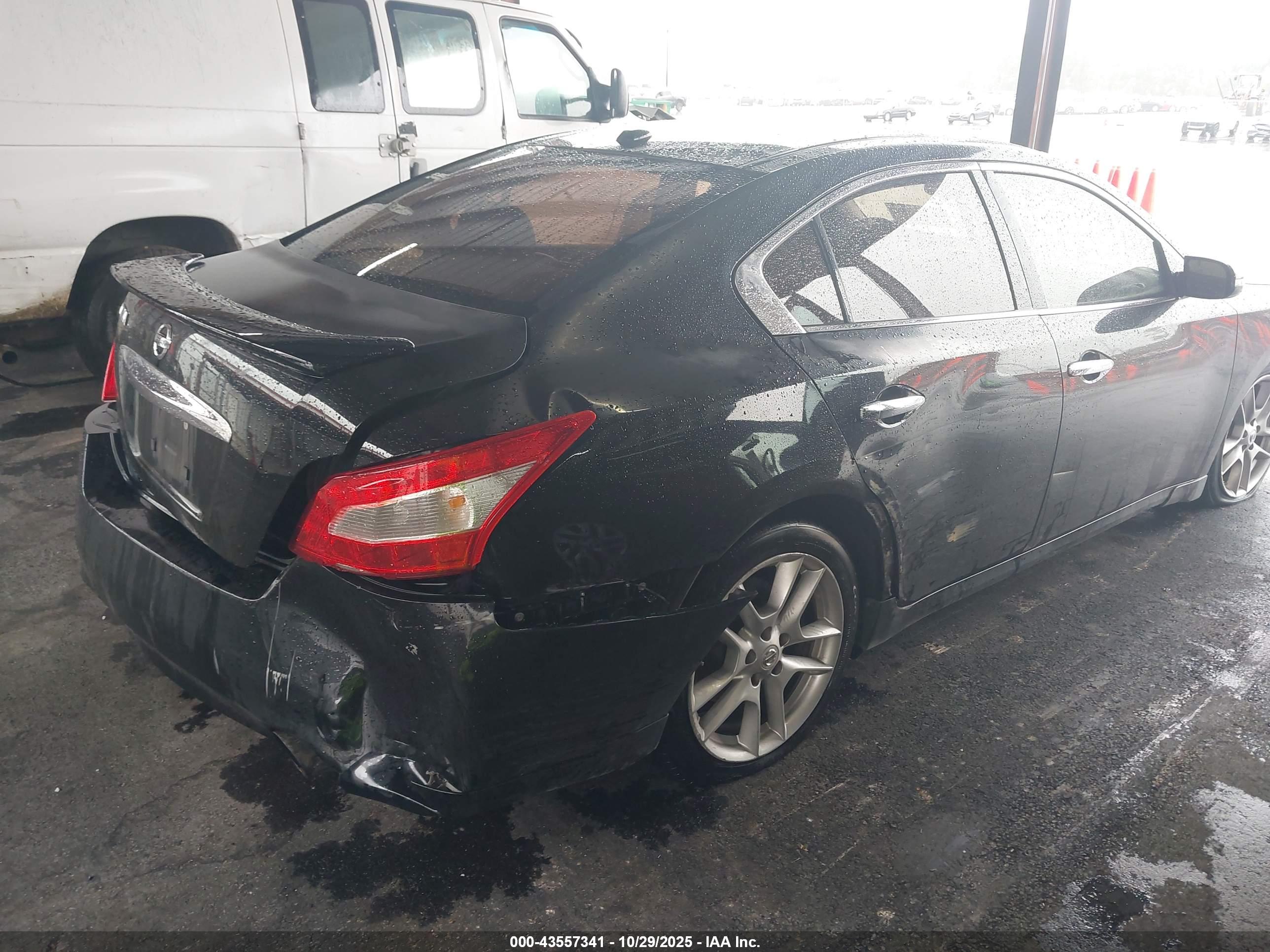 NISSAN MAXIMA image 4
