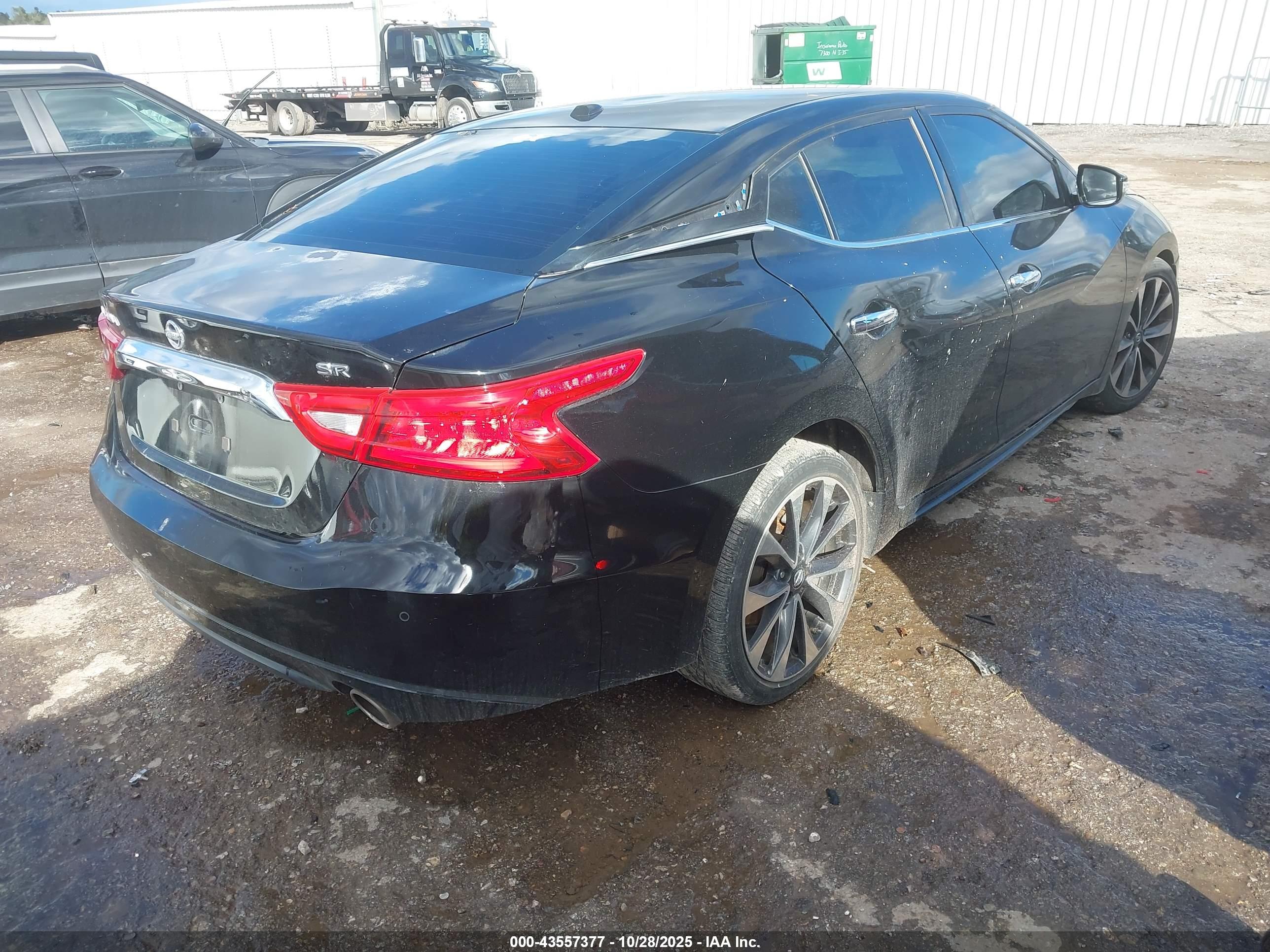 NISSAN MAXIMA image 4