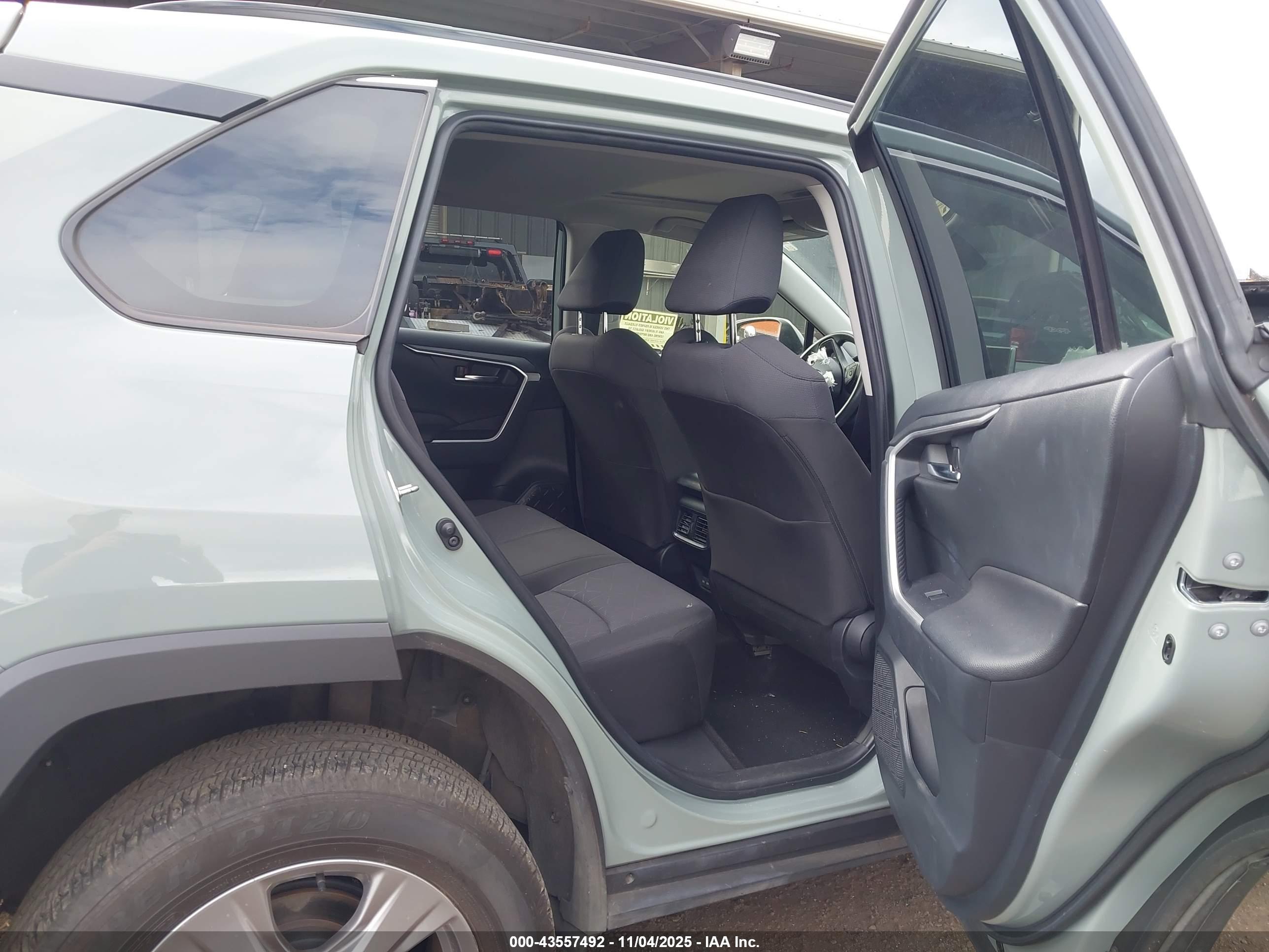 TOYOTA RAV4 image 8