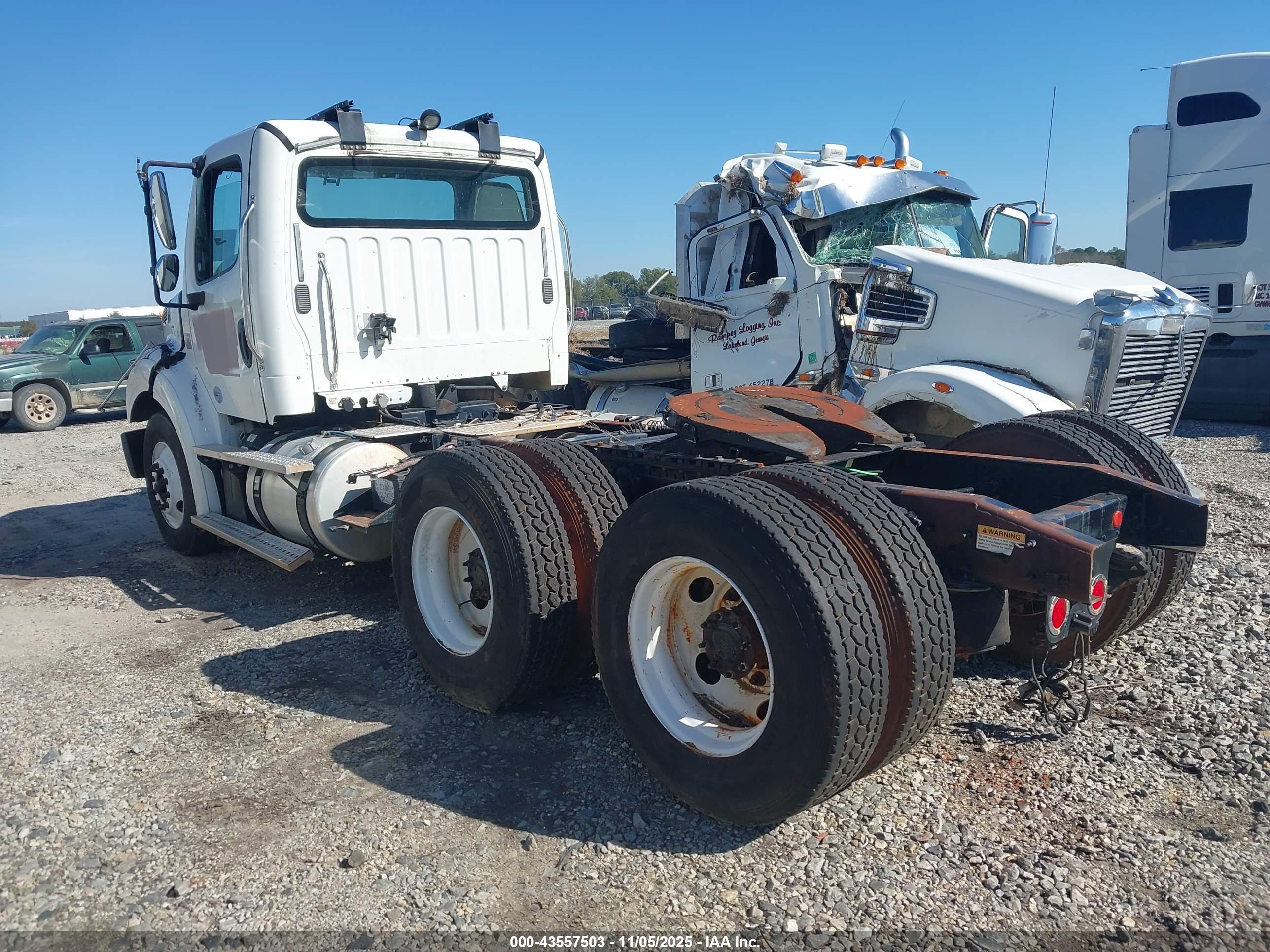 FREIGHTLINER M2 image 3