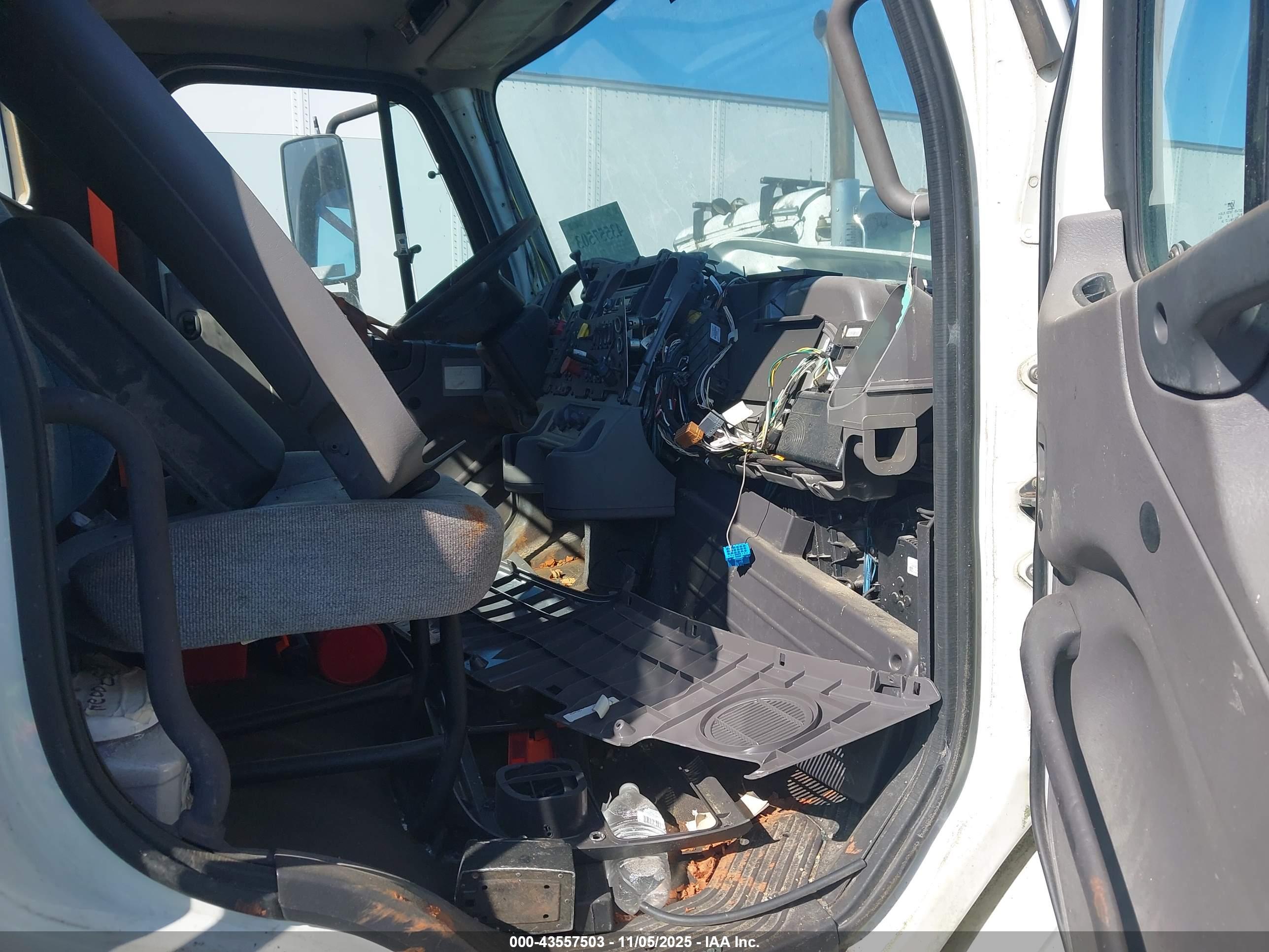 FREIGHTLINER M2 image 7