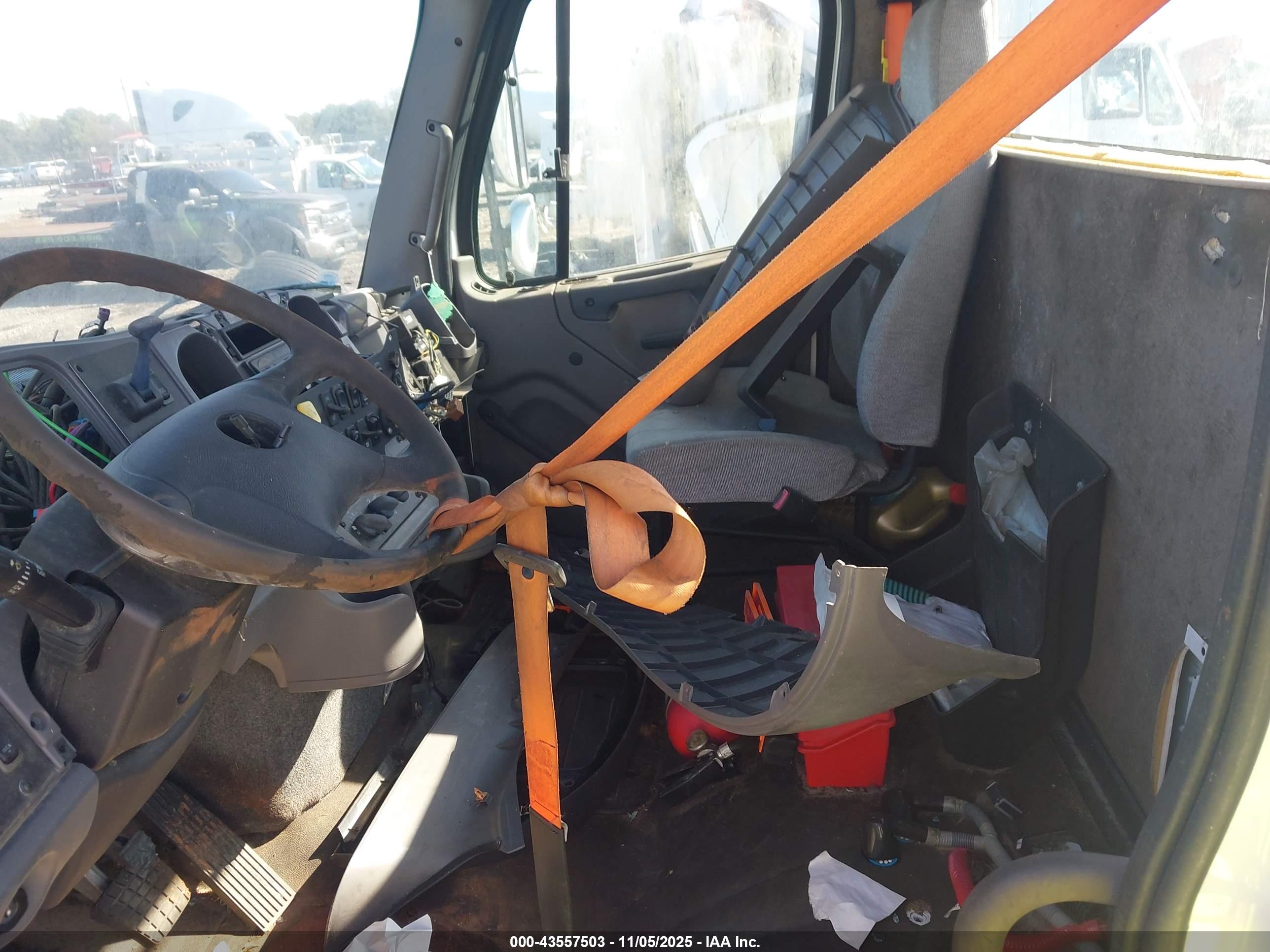 FREIGHTLINER M2 image 8