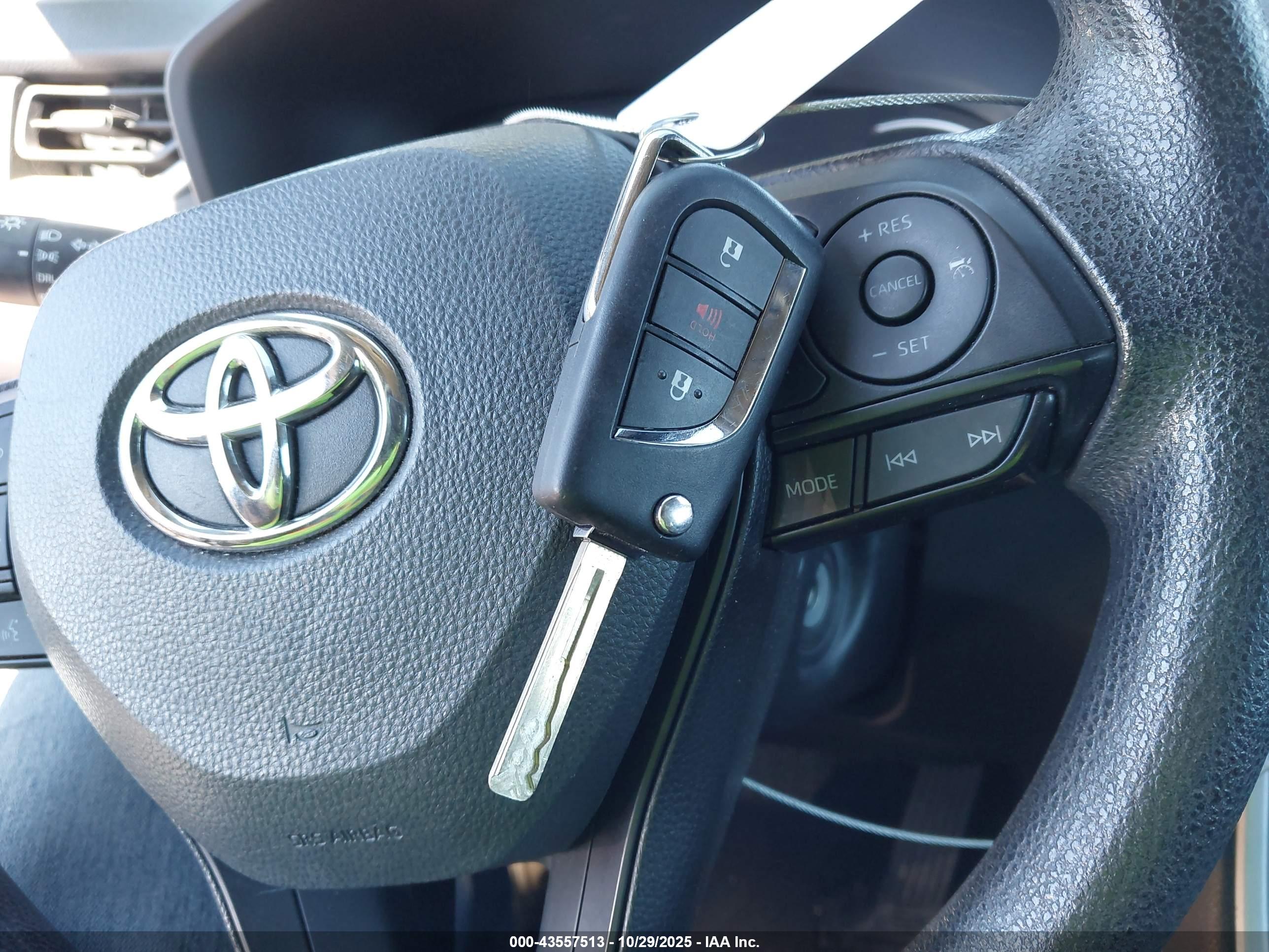 TOYOTA RAV4 image 11