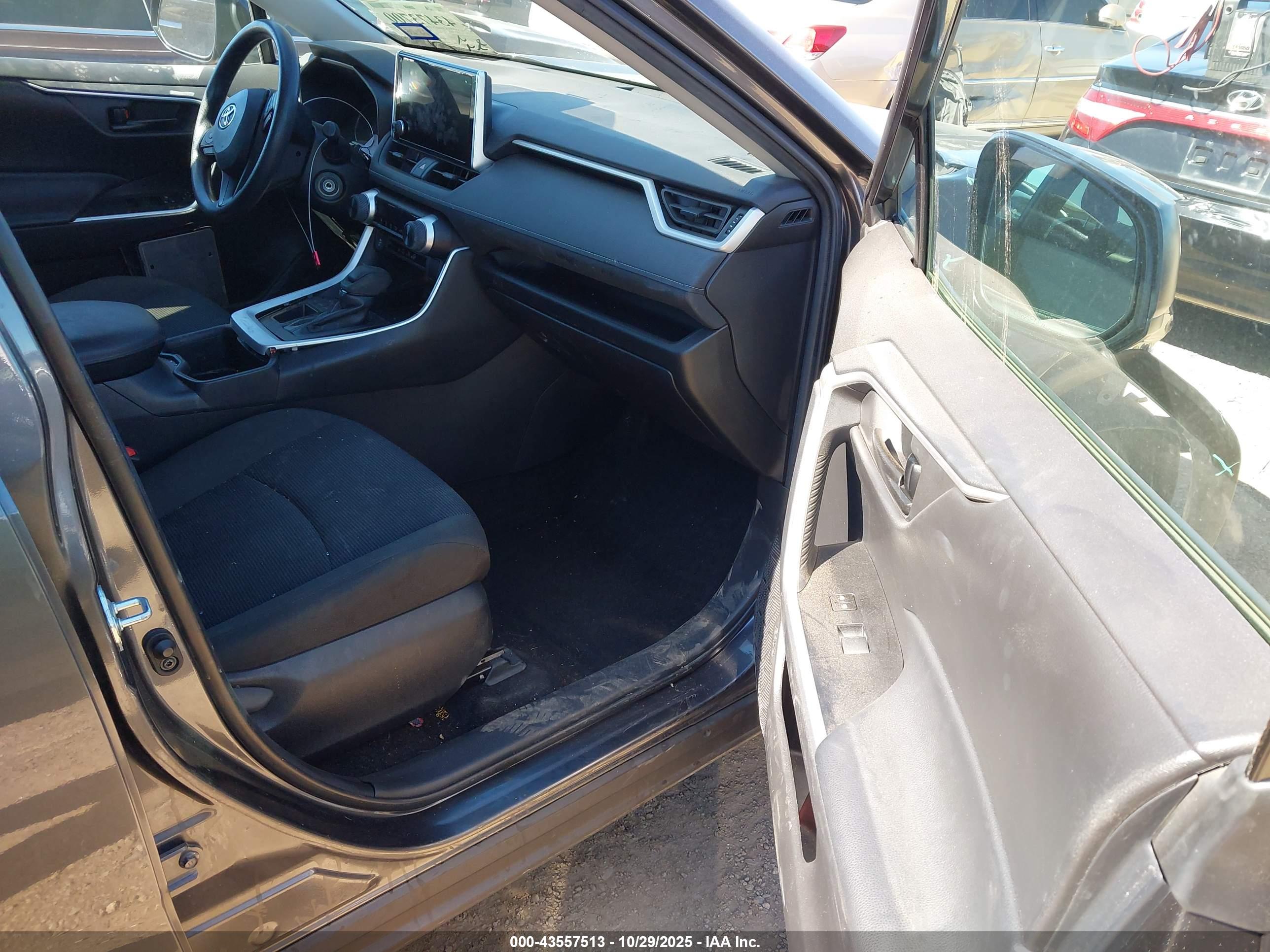 TOYOTA RAV4 image 5
