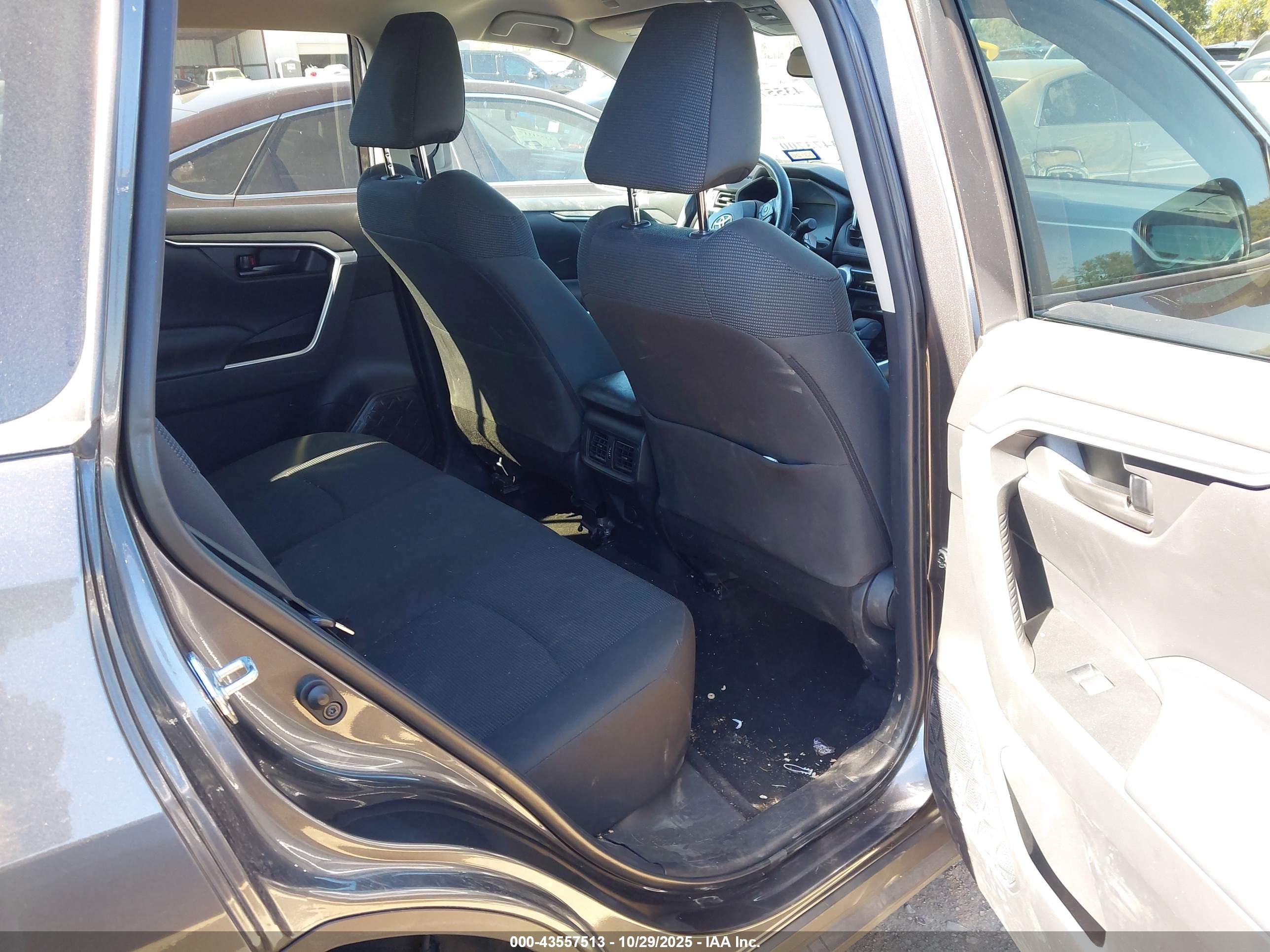 TOYOTA RAV4 image 8