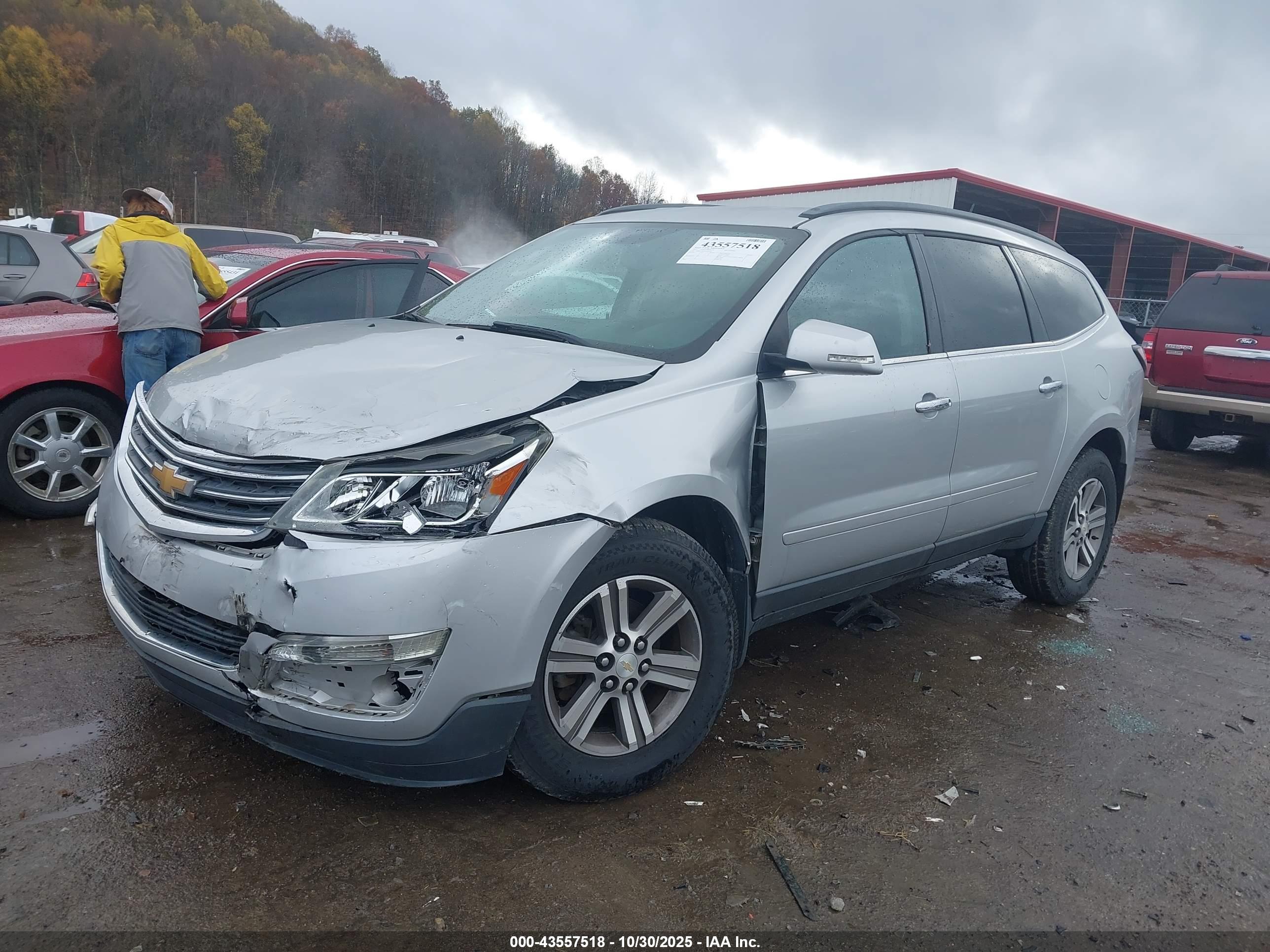 CHEVROLET TRAVERSE image 2