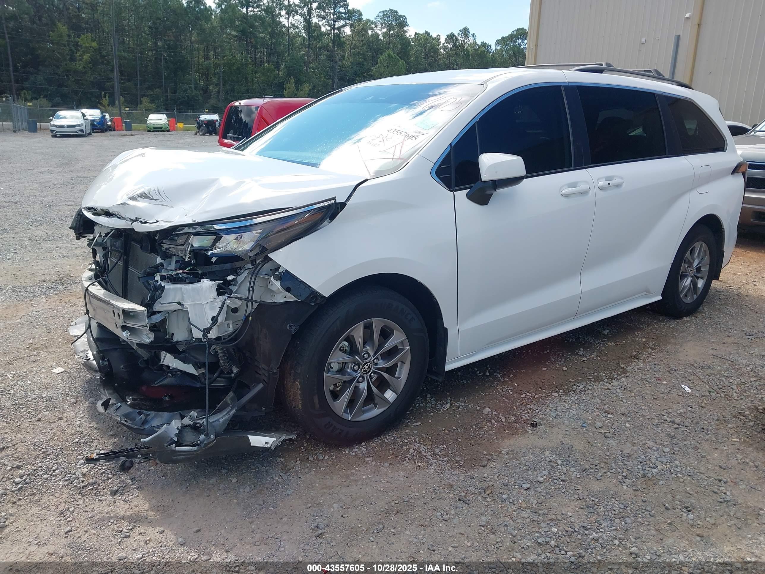 TOYOTA SIENNA image 2