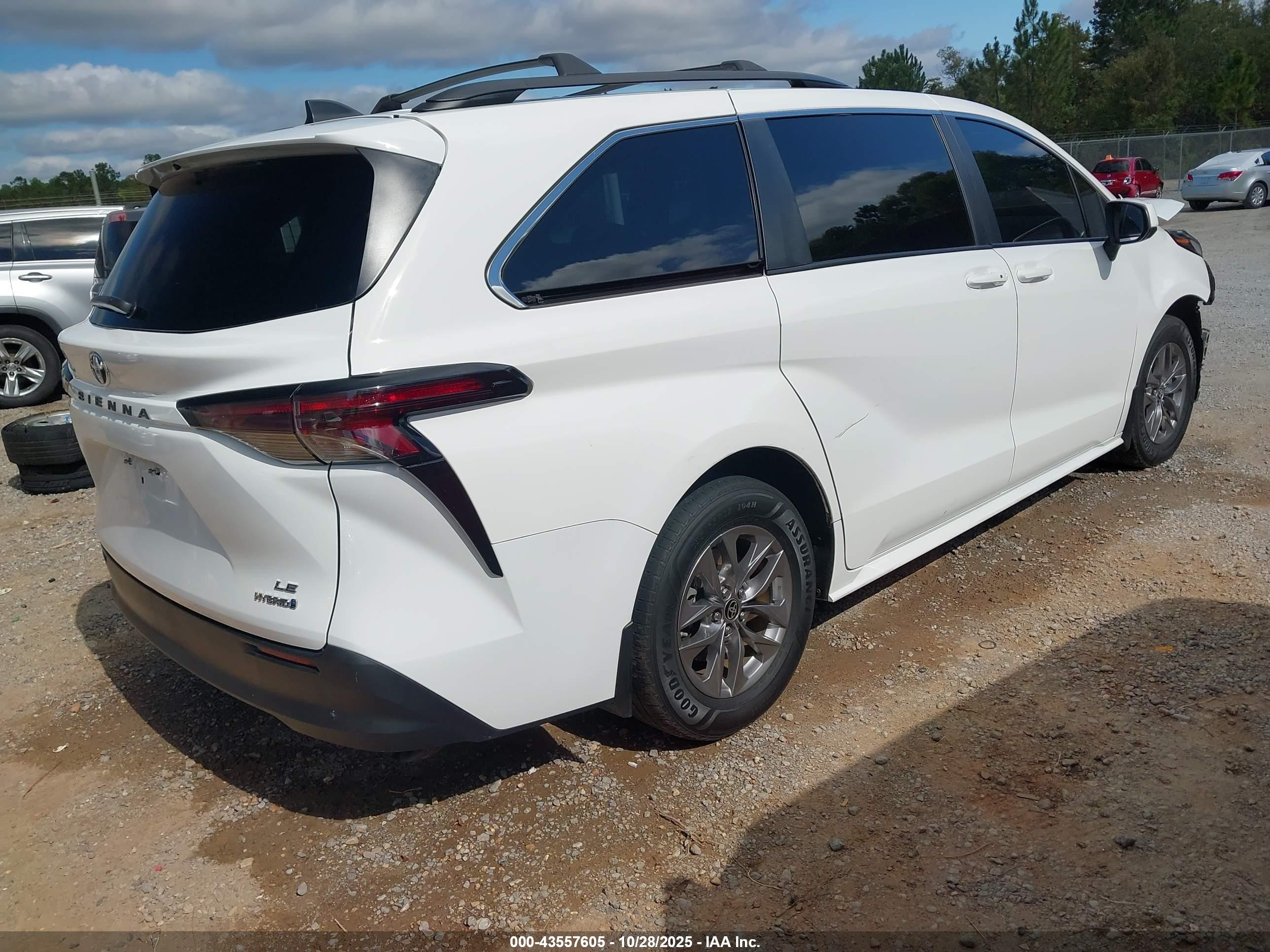 TOYOTA SIENNA image 4