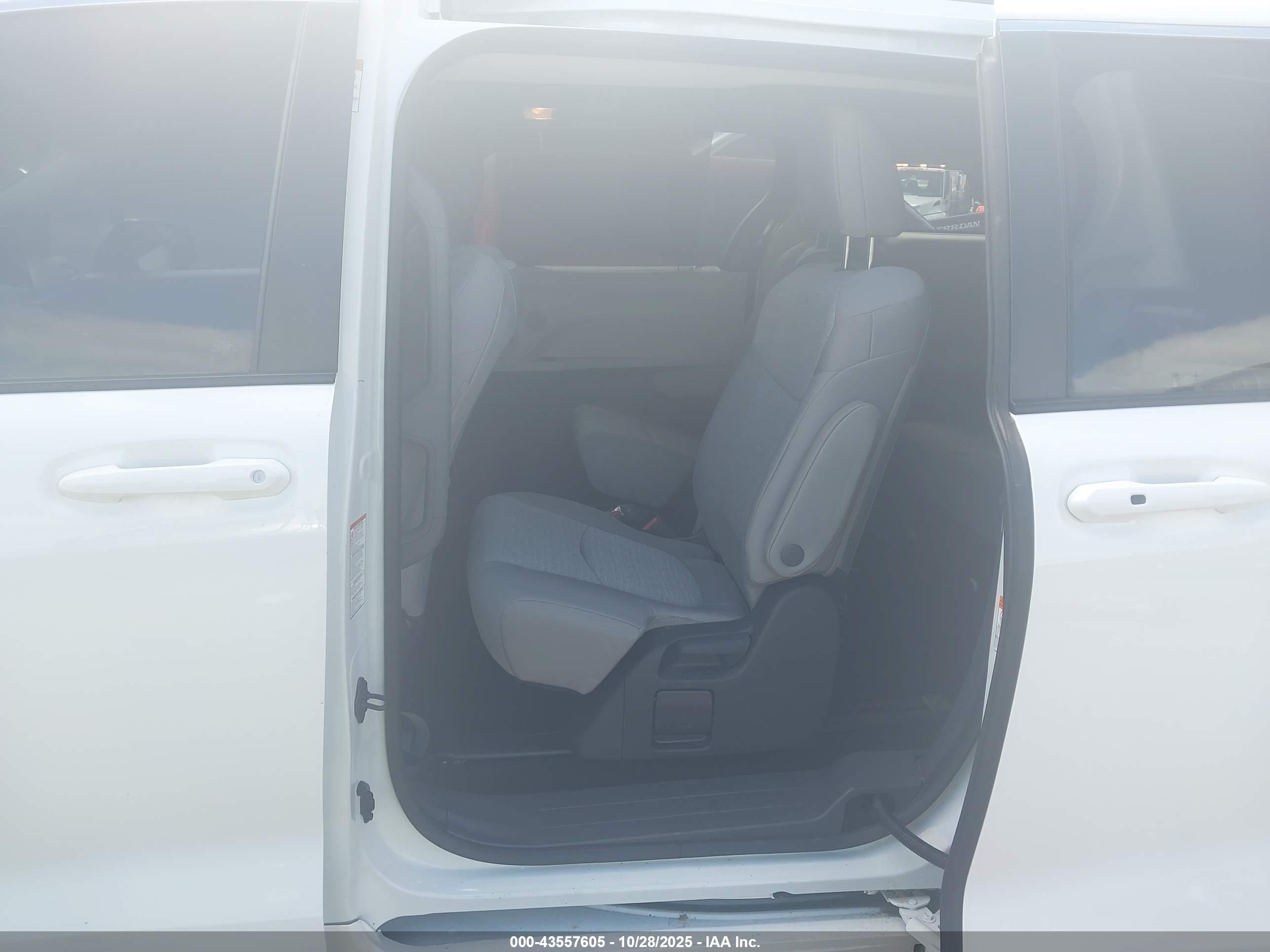 TOYOTA SIENNA image 8