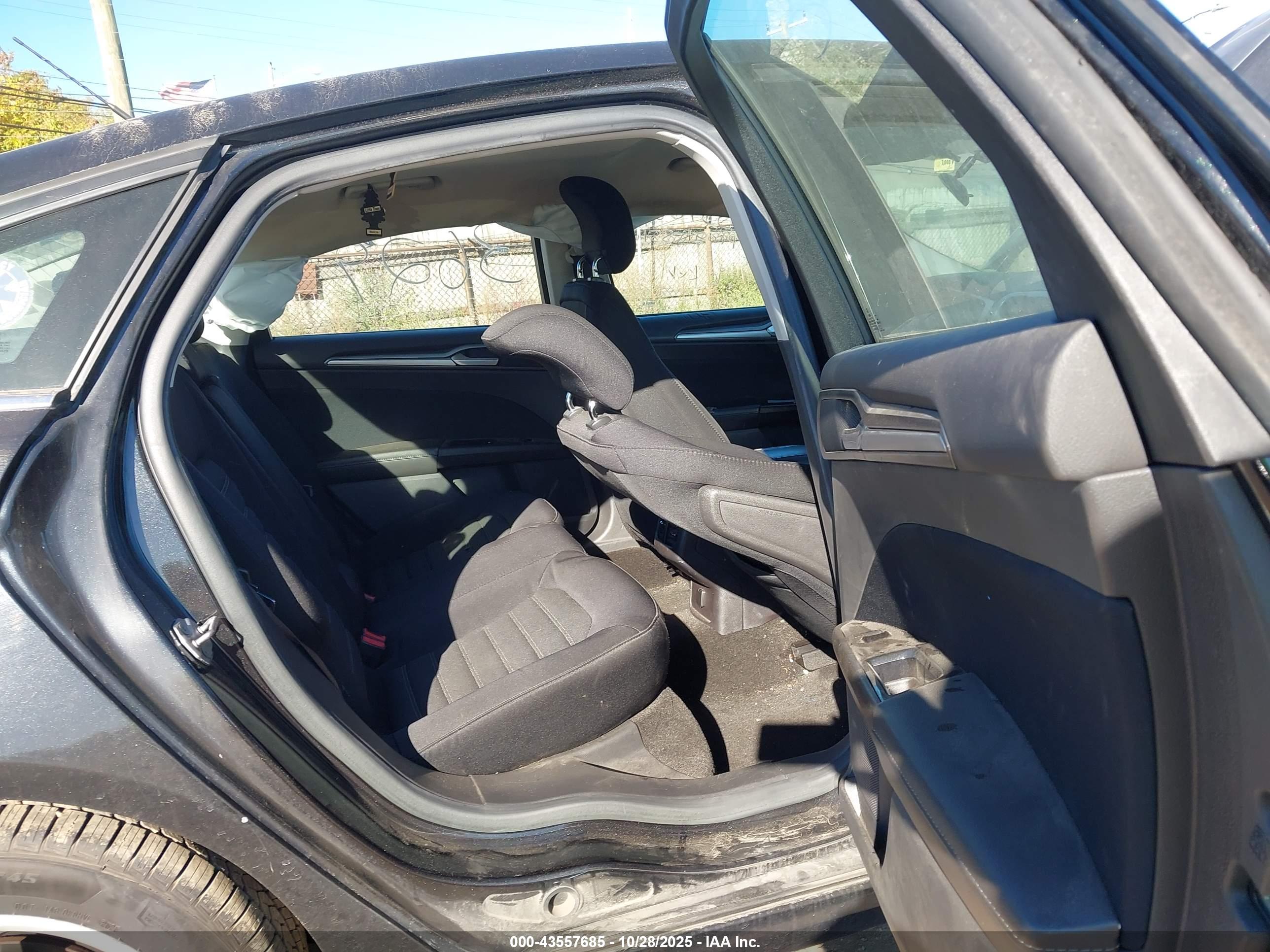 FORD FUSION image 8