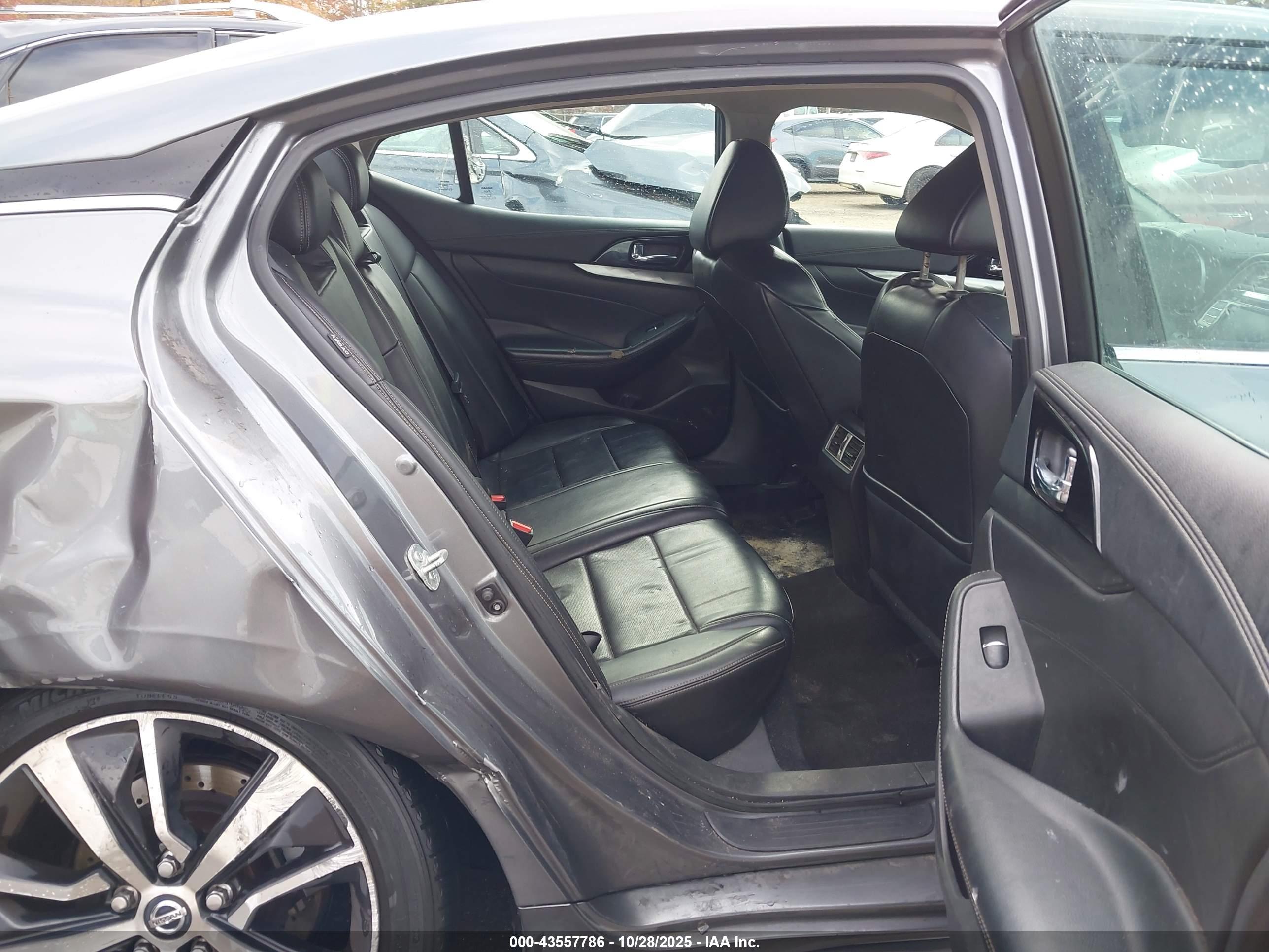NISSAN MAXIMA image 8
