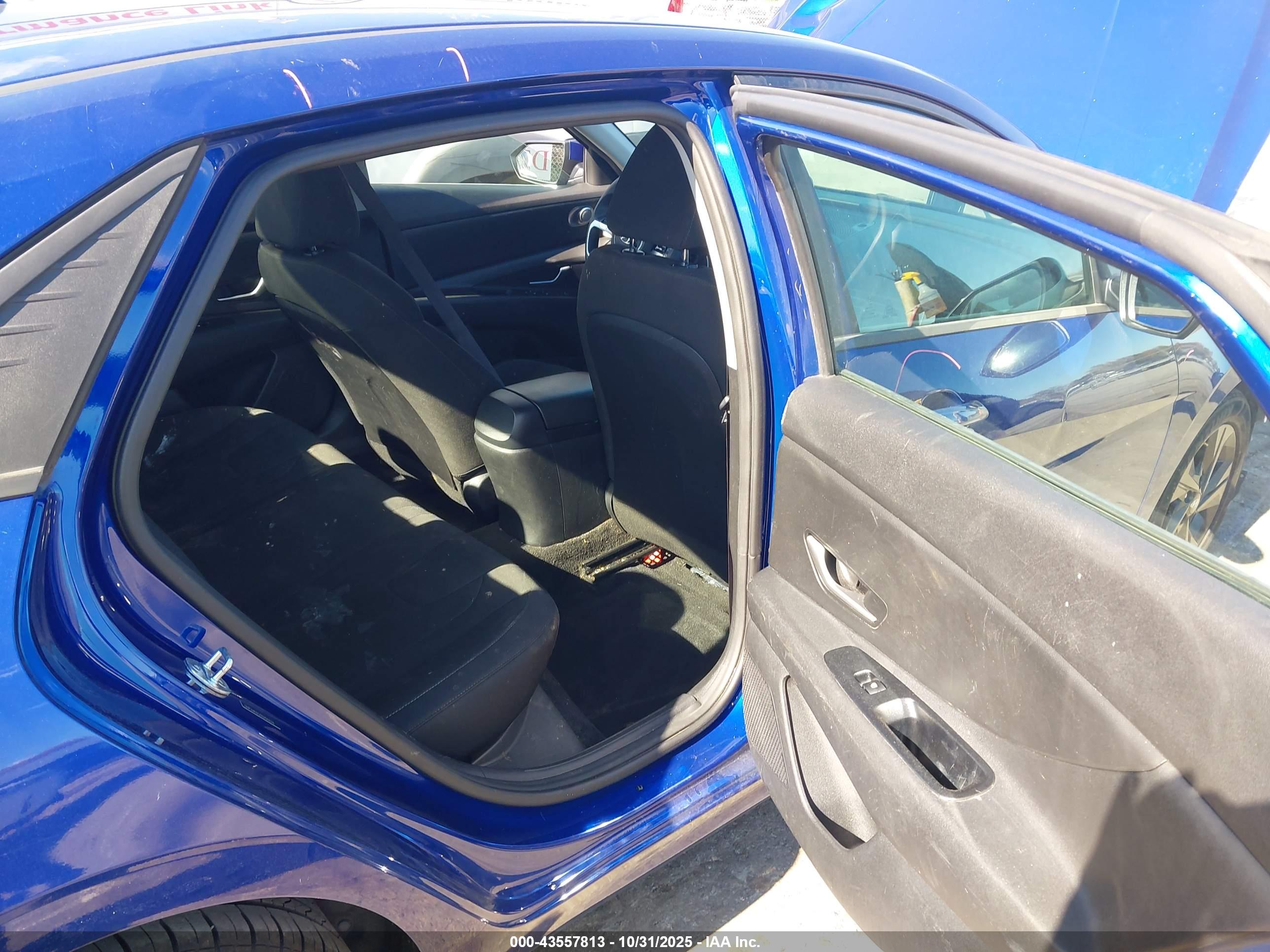 HYUNDAI ELANTRA image 8