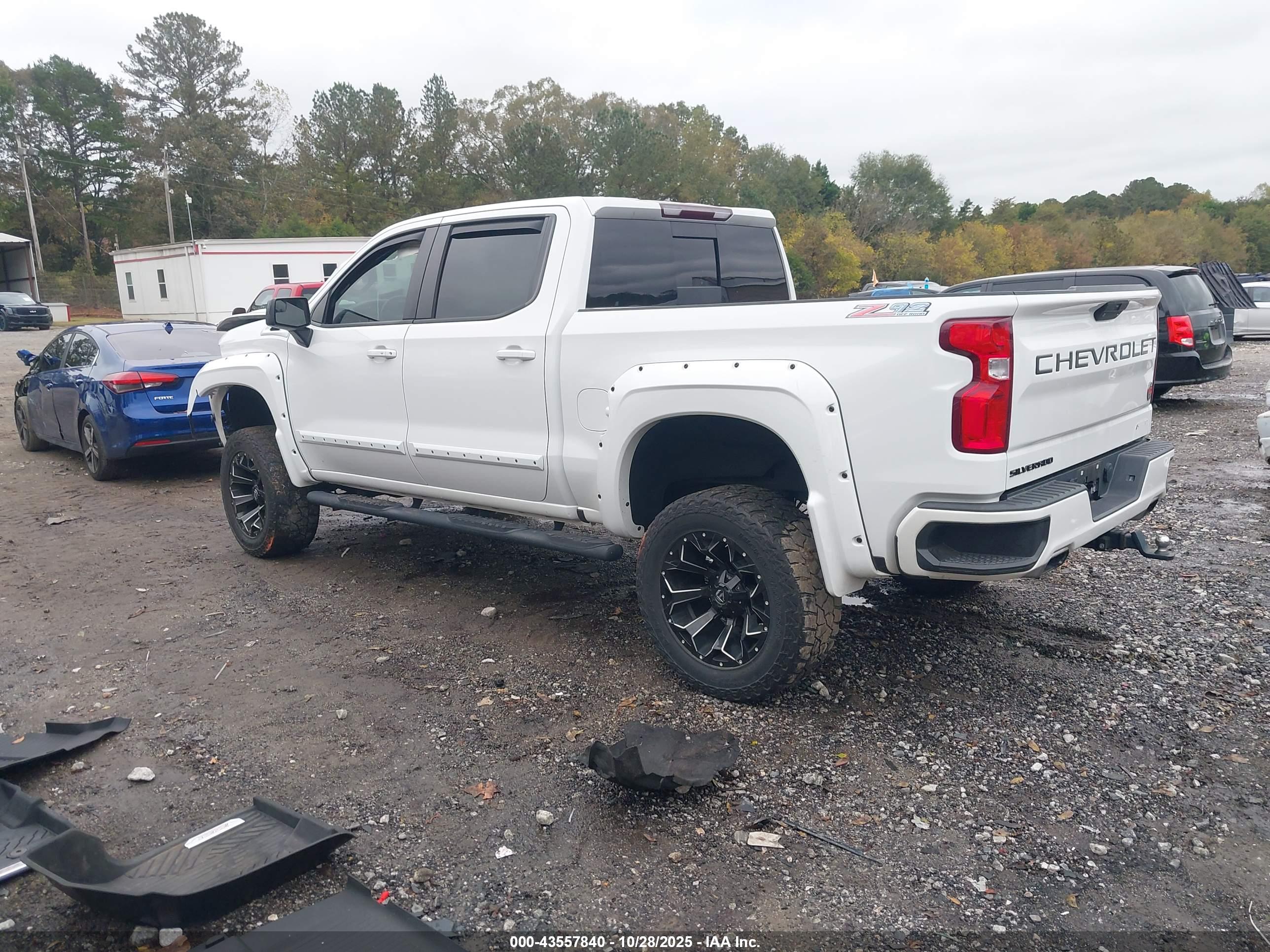 CHEVROLET SILVERADO image 3