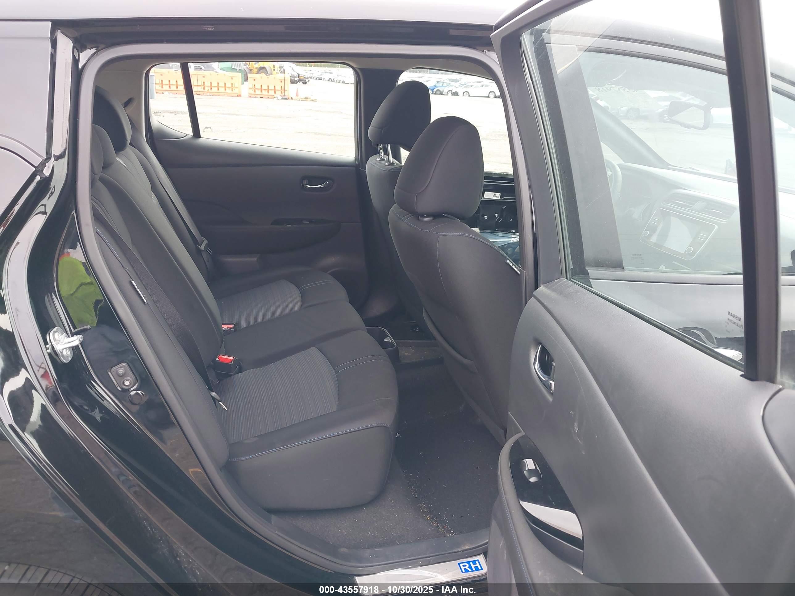 NISSAN LEAF image 8