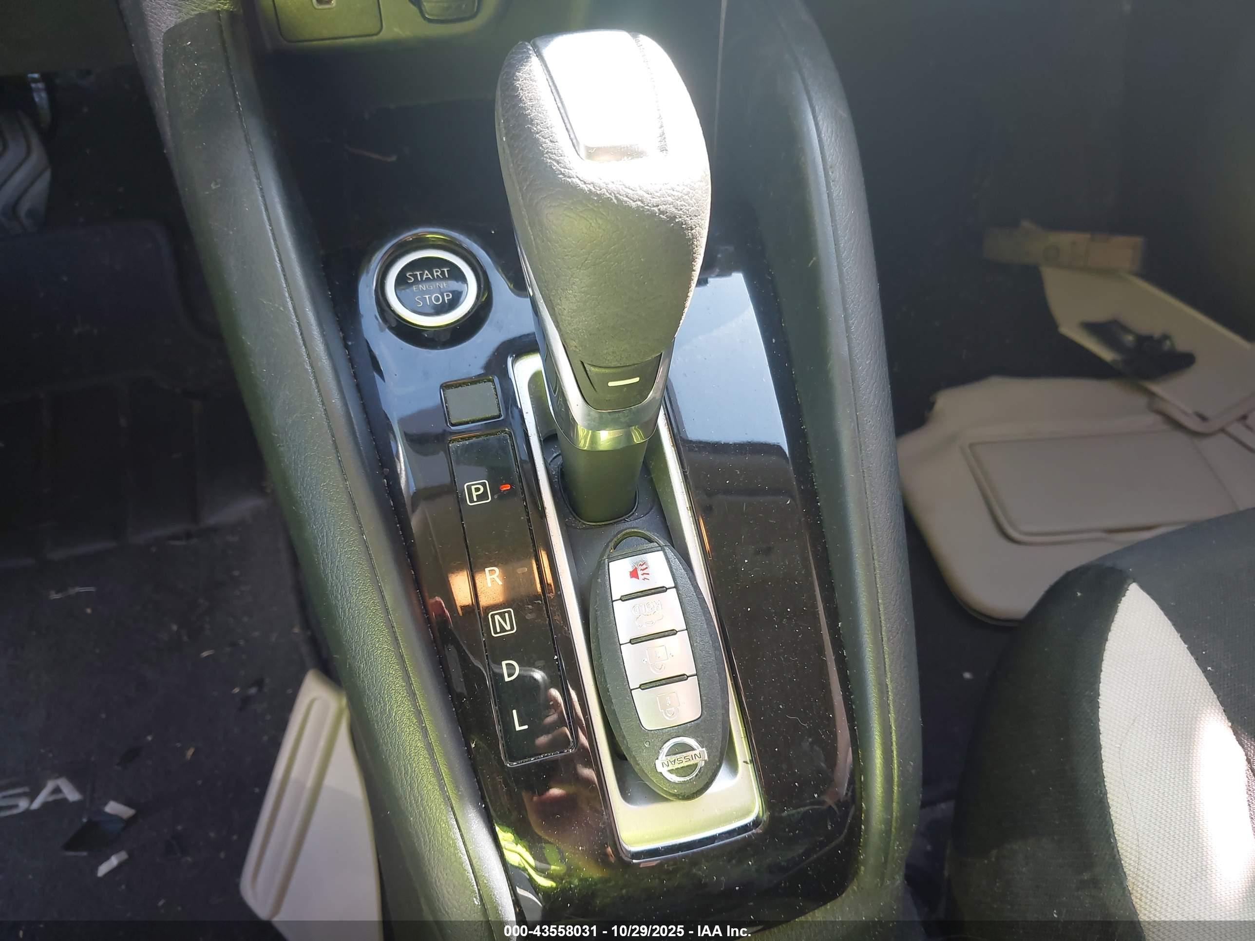 NISSAN VERSA image 11