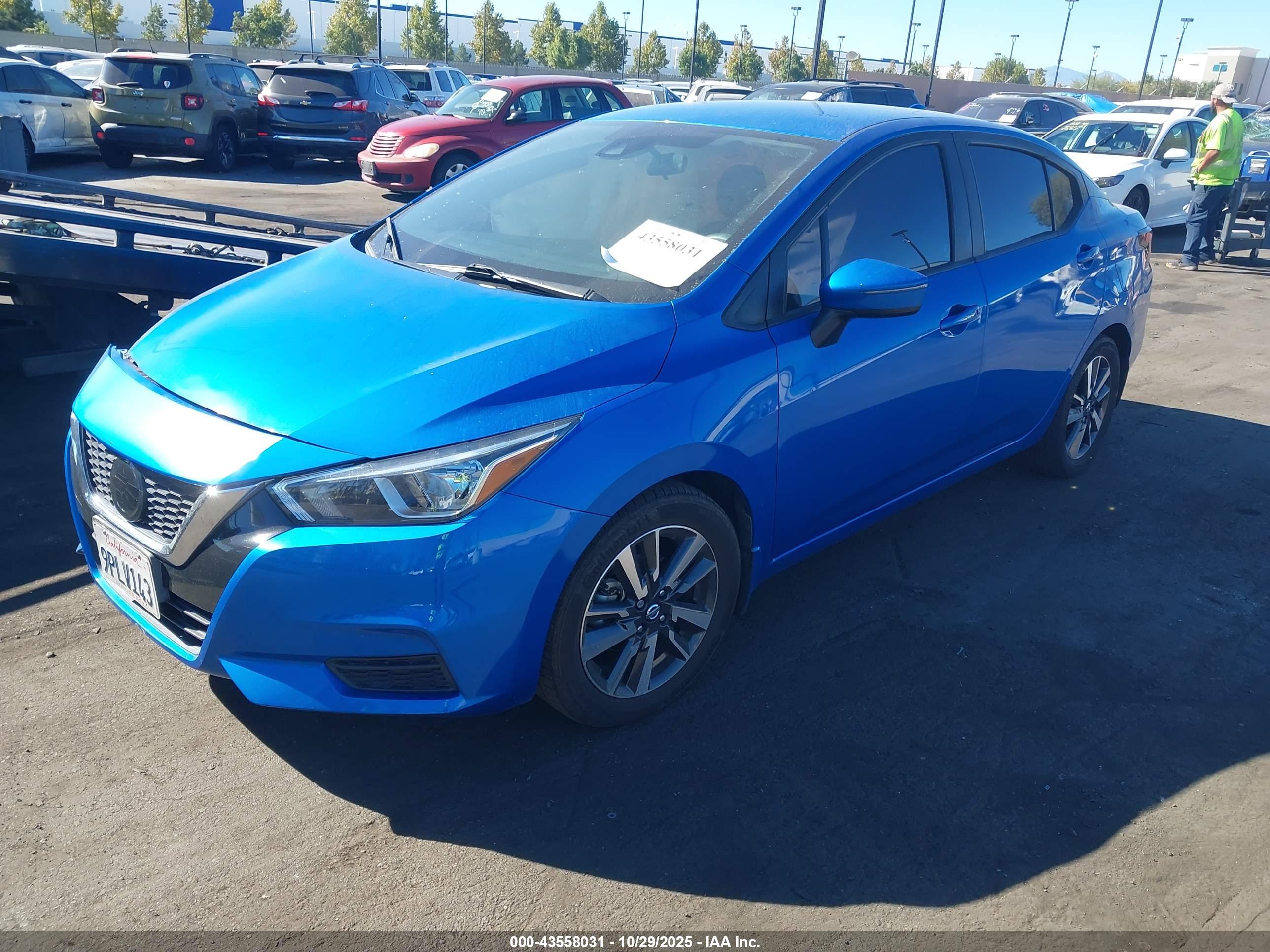 NISSAN VERSA image 2