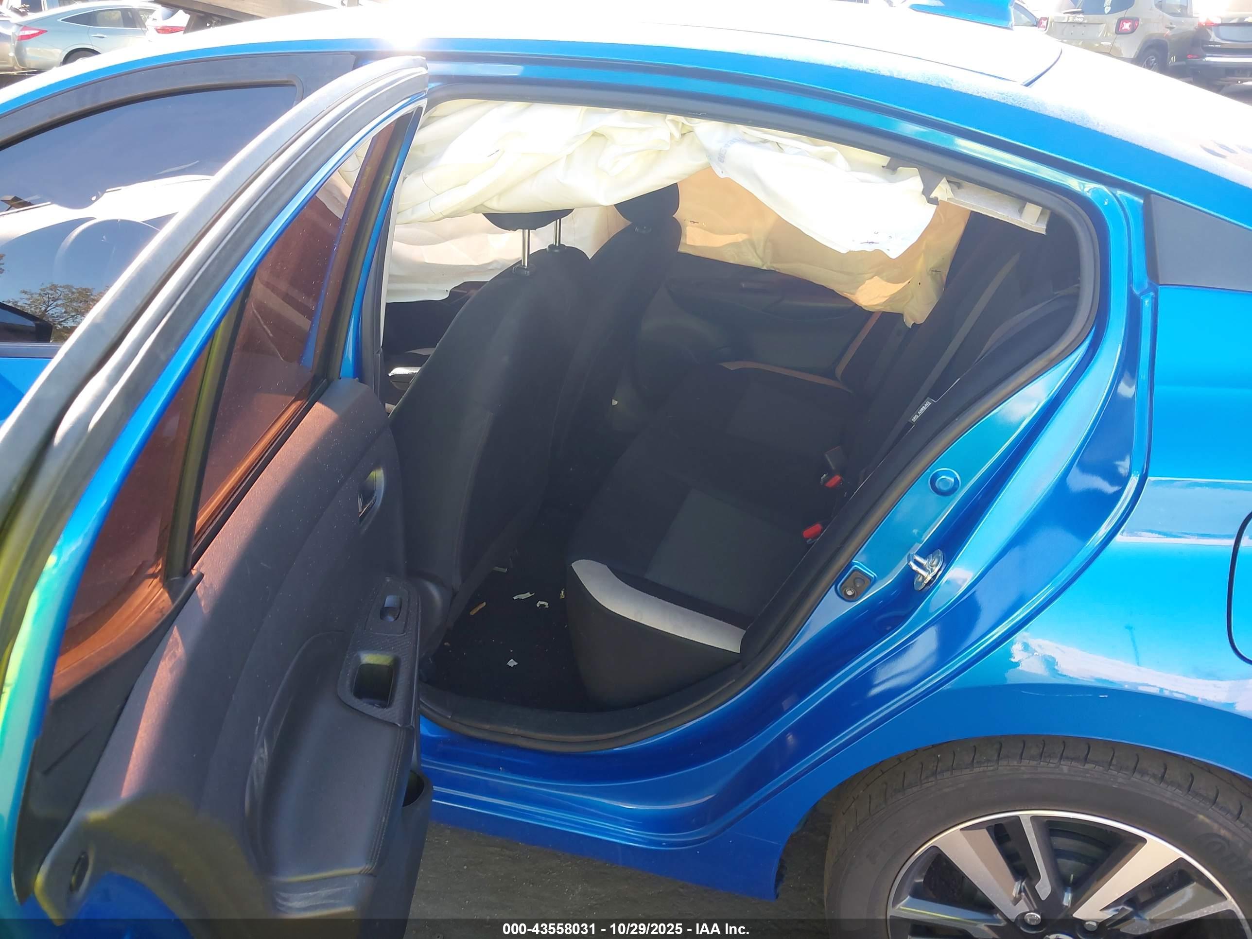 NISSAN VERSA image 8