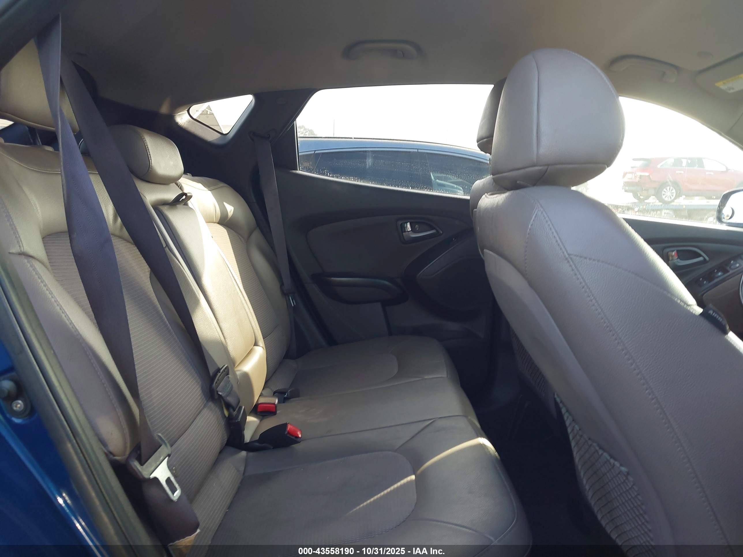 HYUNDAI TUCSON image 8